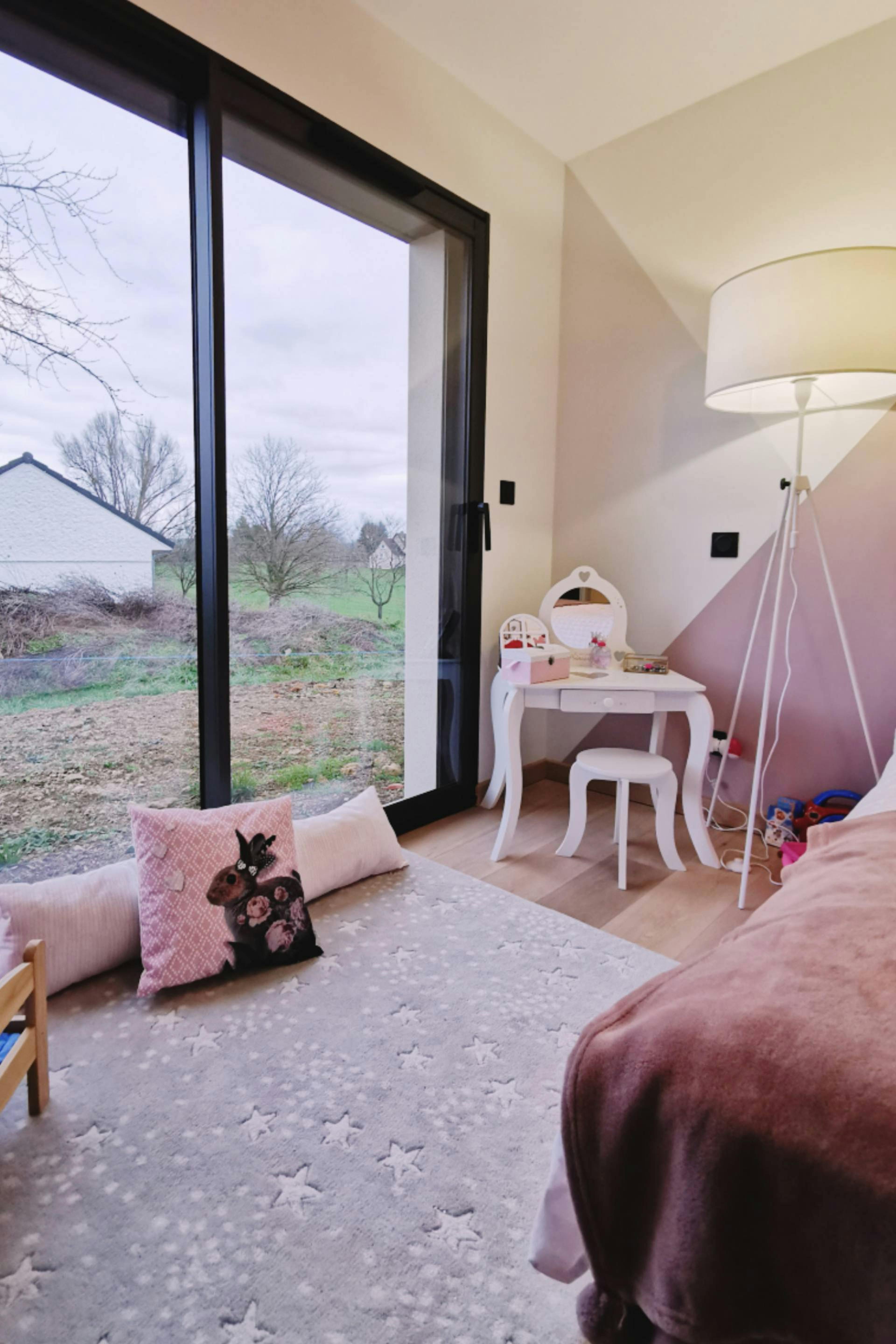 Chambre en rez de jardin avec baie vitrée
