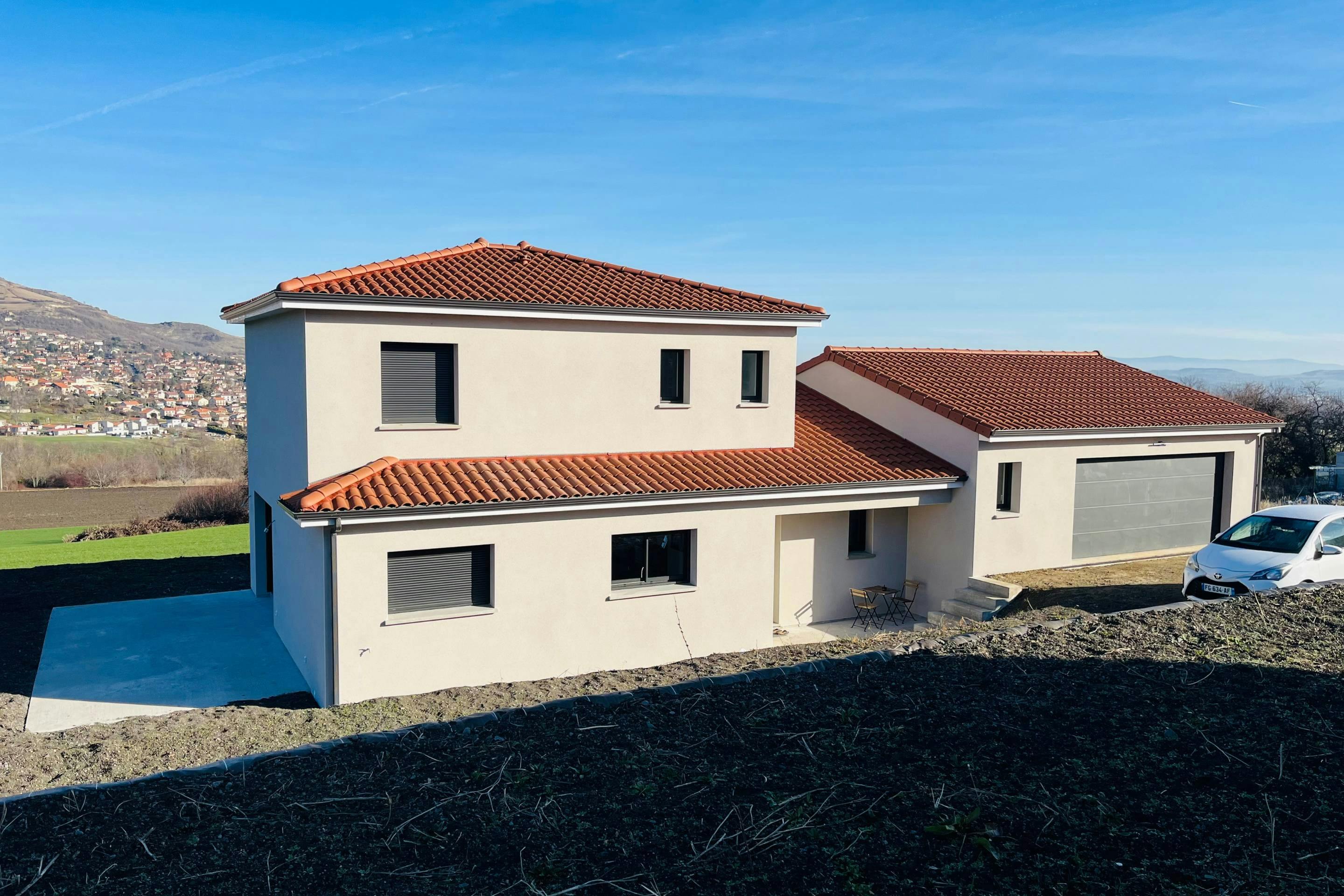 Maison à étage avec vue sur les paysages auvergnats