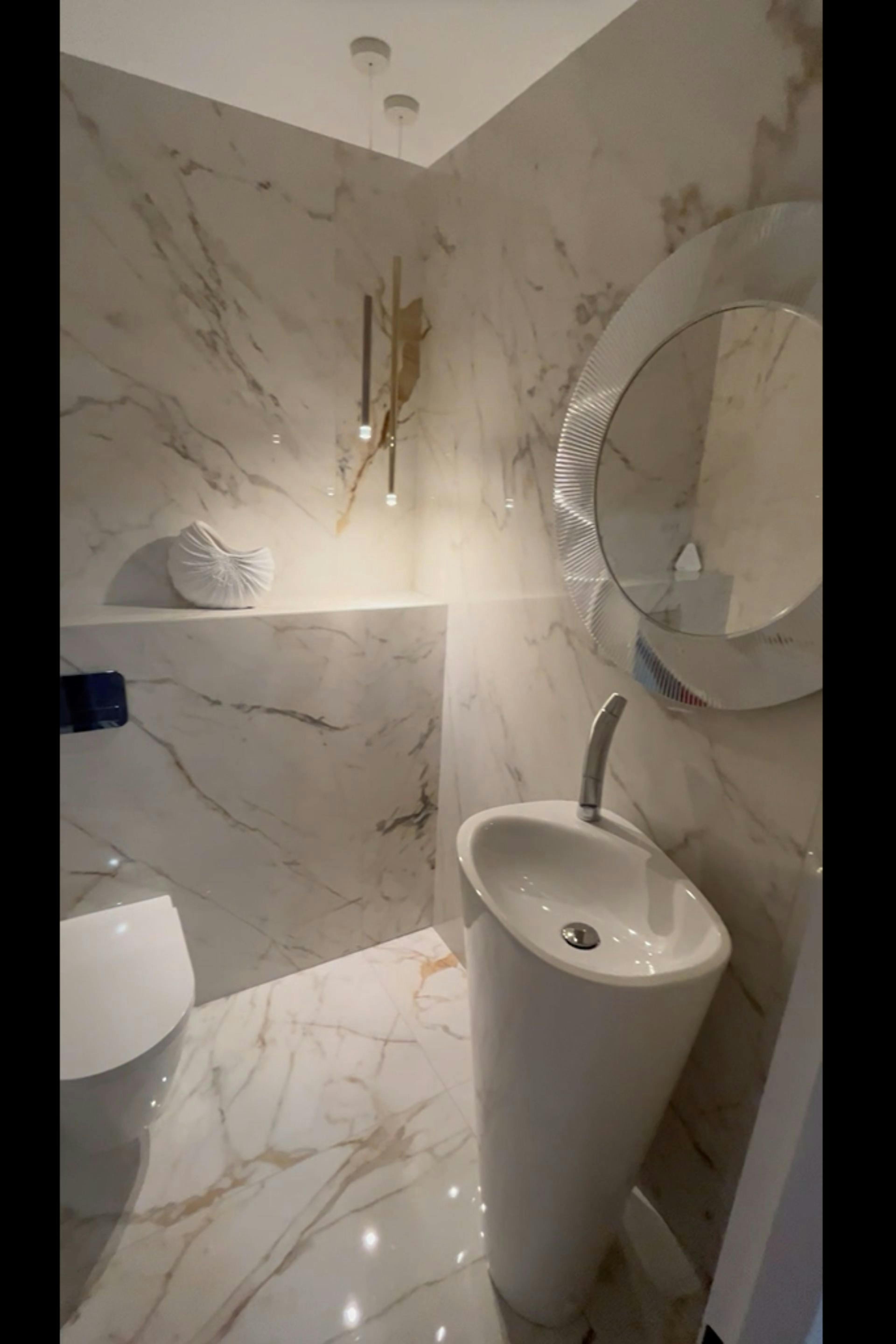 Toilette rénové moderne