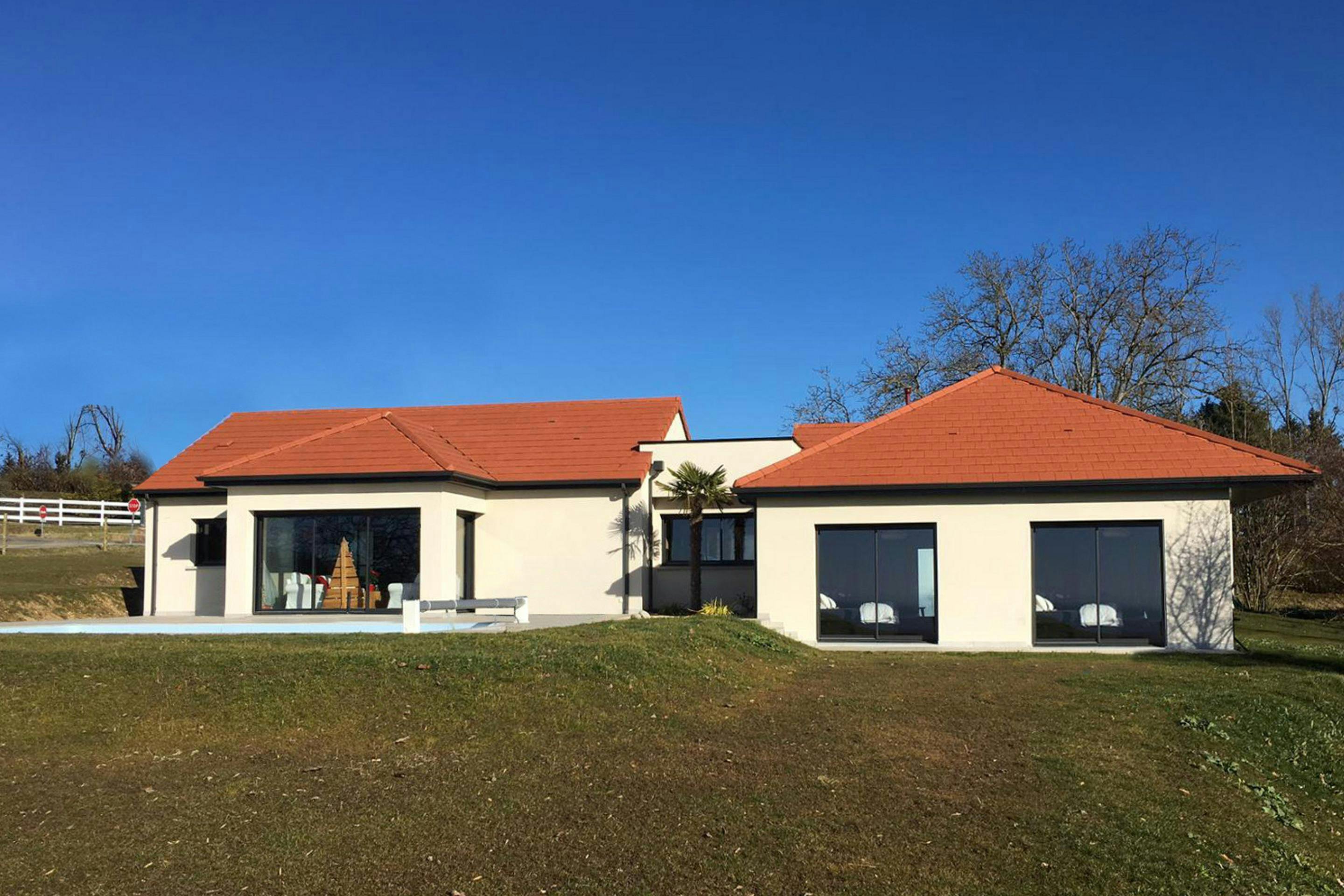 maison contemporaine aux portes de l'Allier composée de différents volumes vue sur la piscine