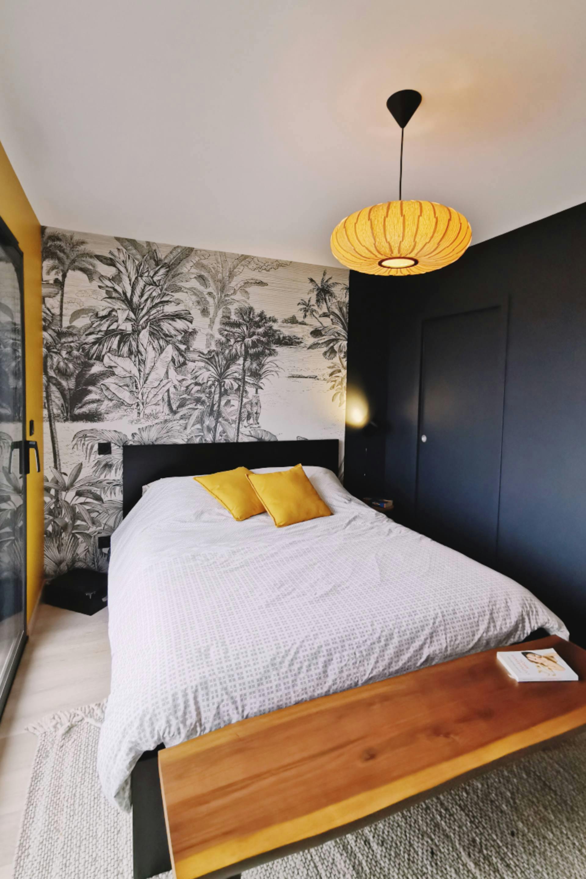 Chambre avec papier peint moderne