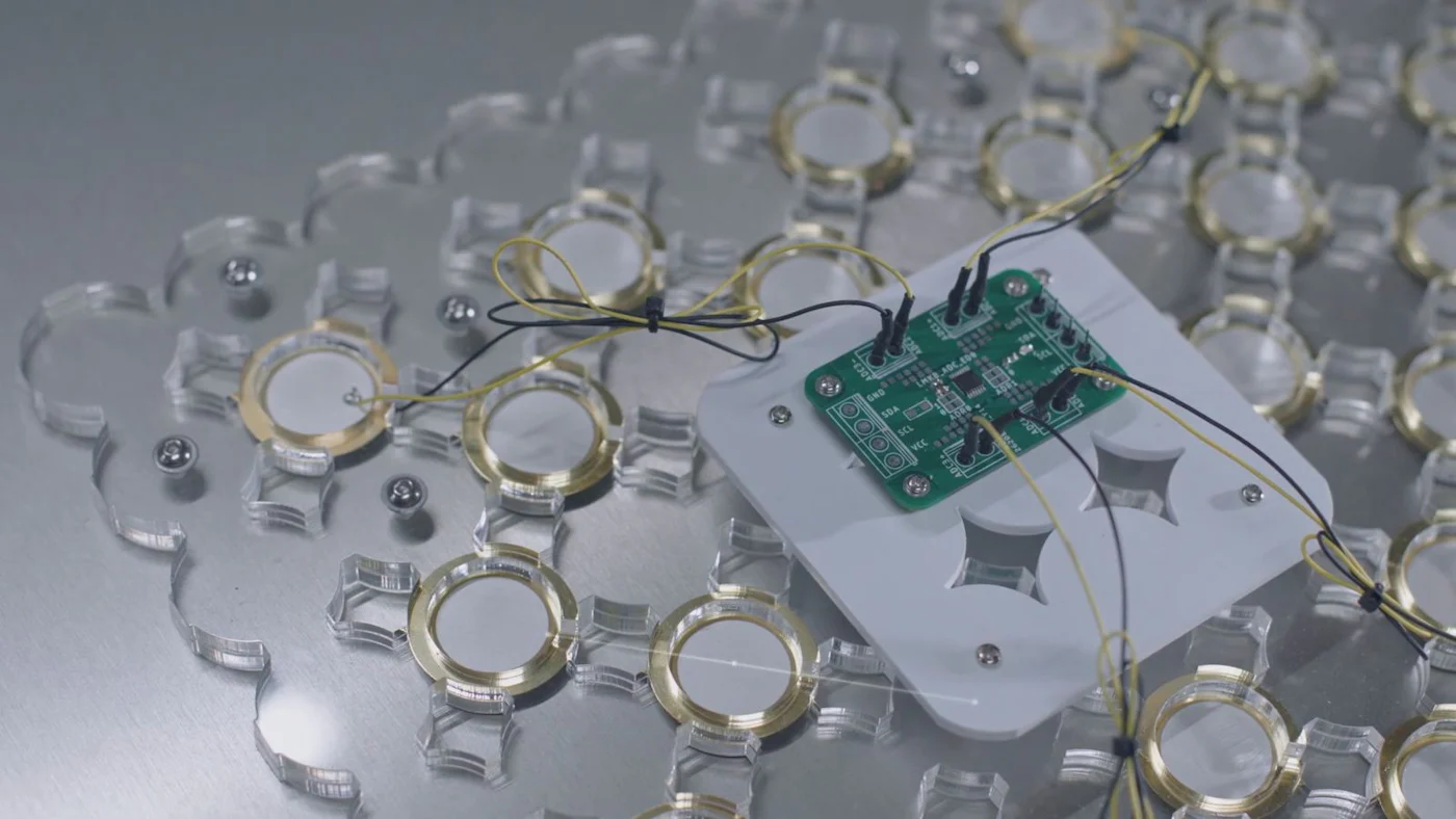 Electronic chip capturing ambiant noise.