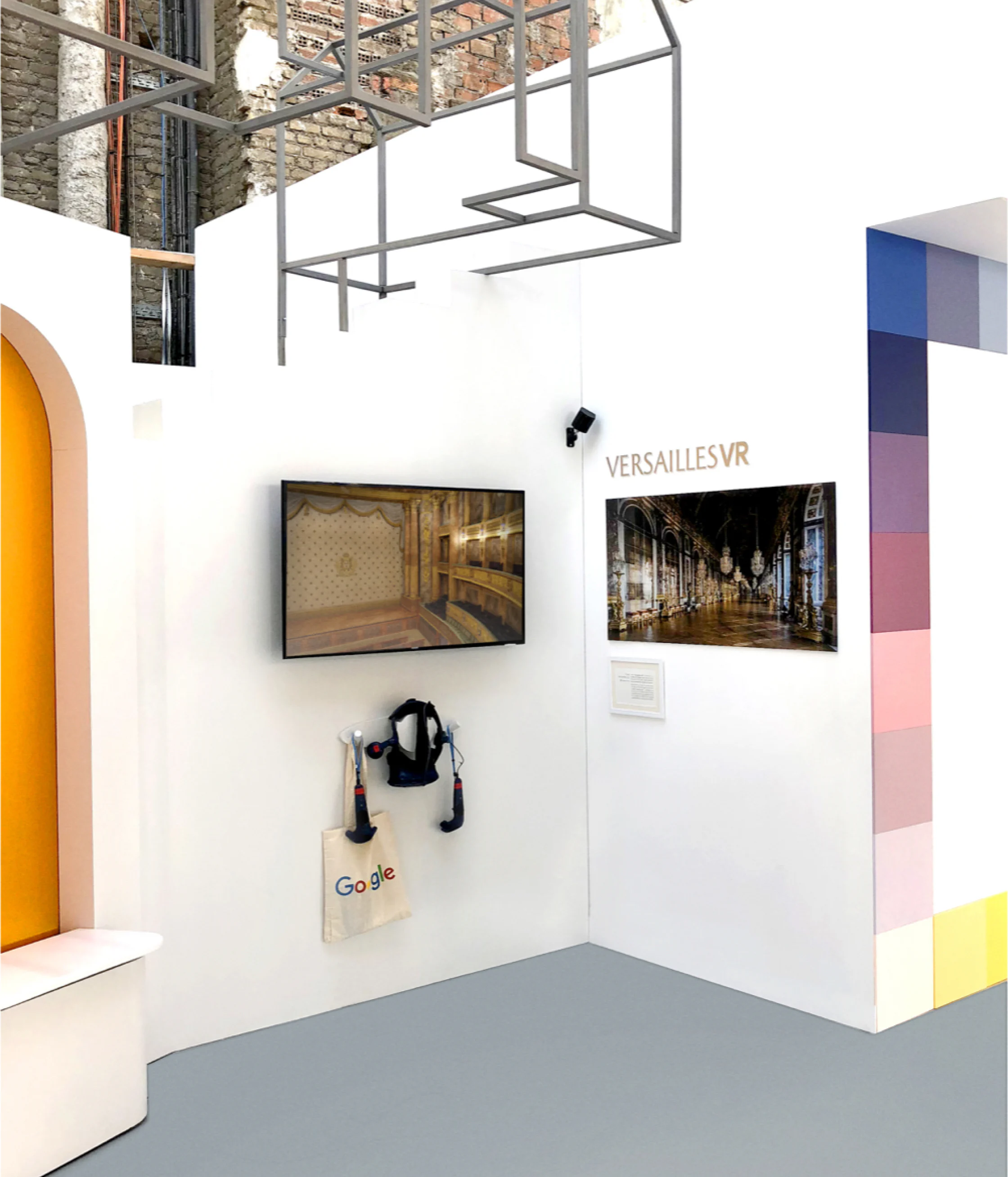 Room with two screens projecting the virtual tour of Versailles