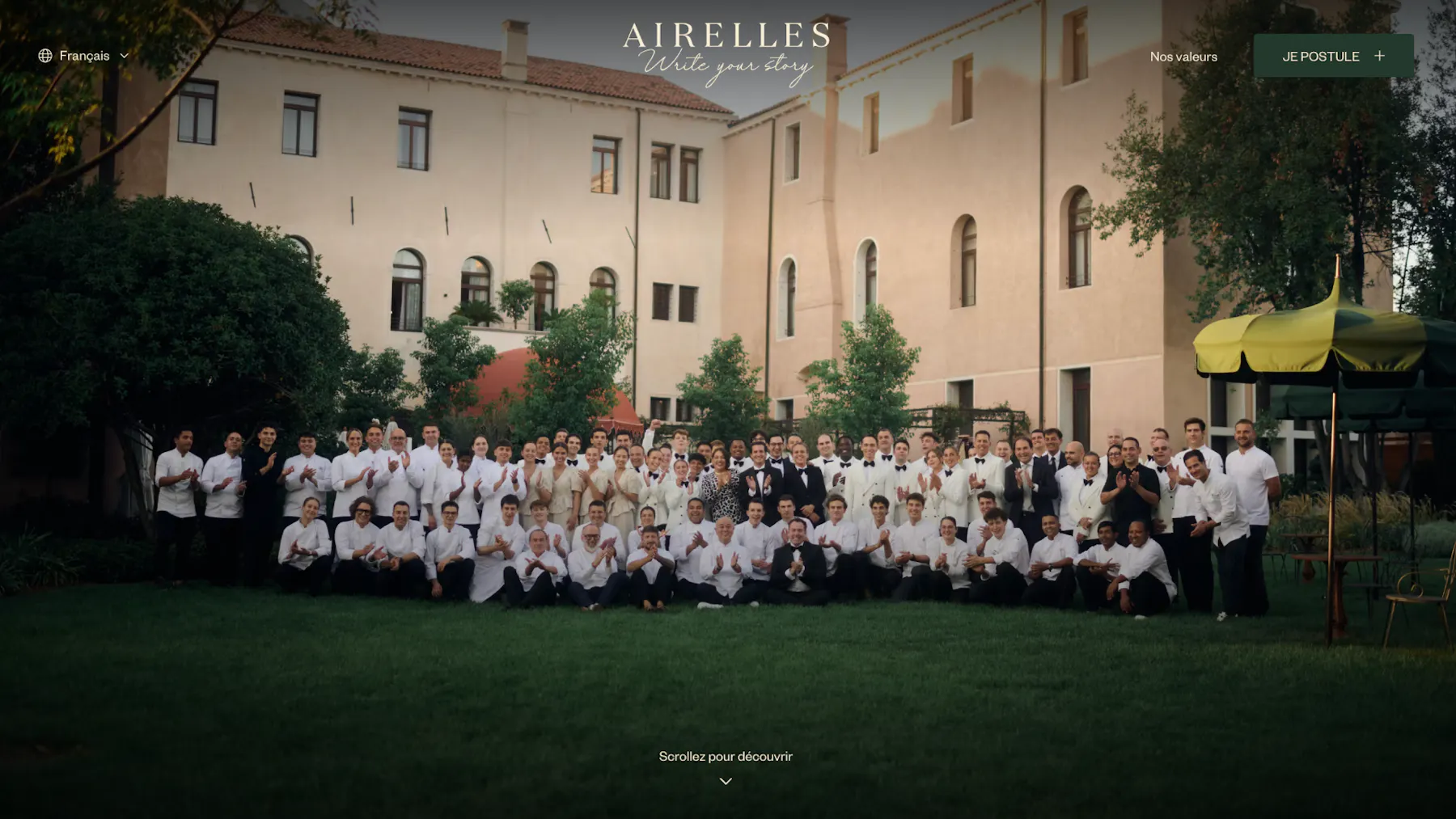Team picture in front of an Airelles Maison
