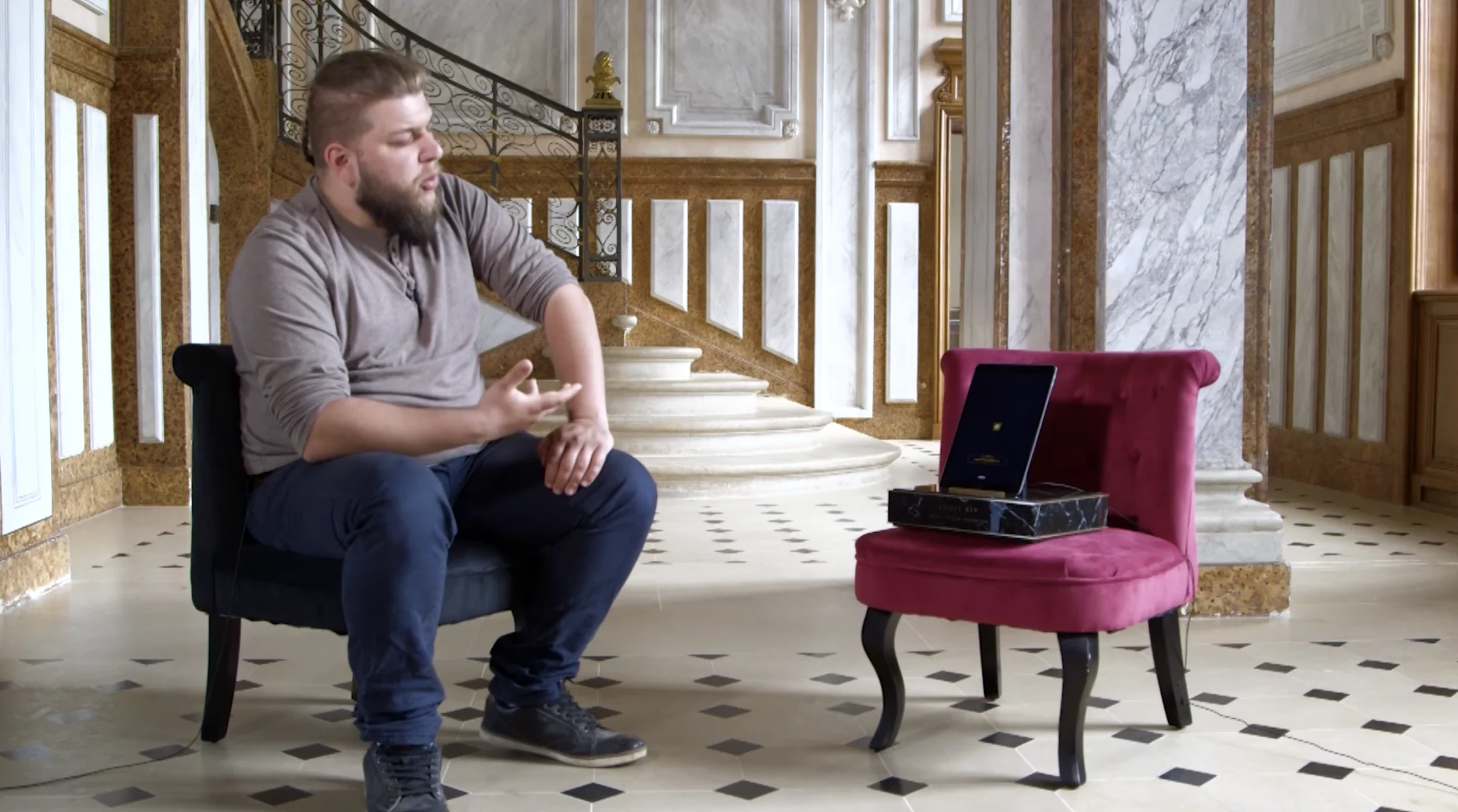 Man talking to Louis XIV within the tablet