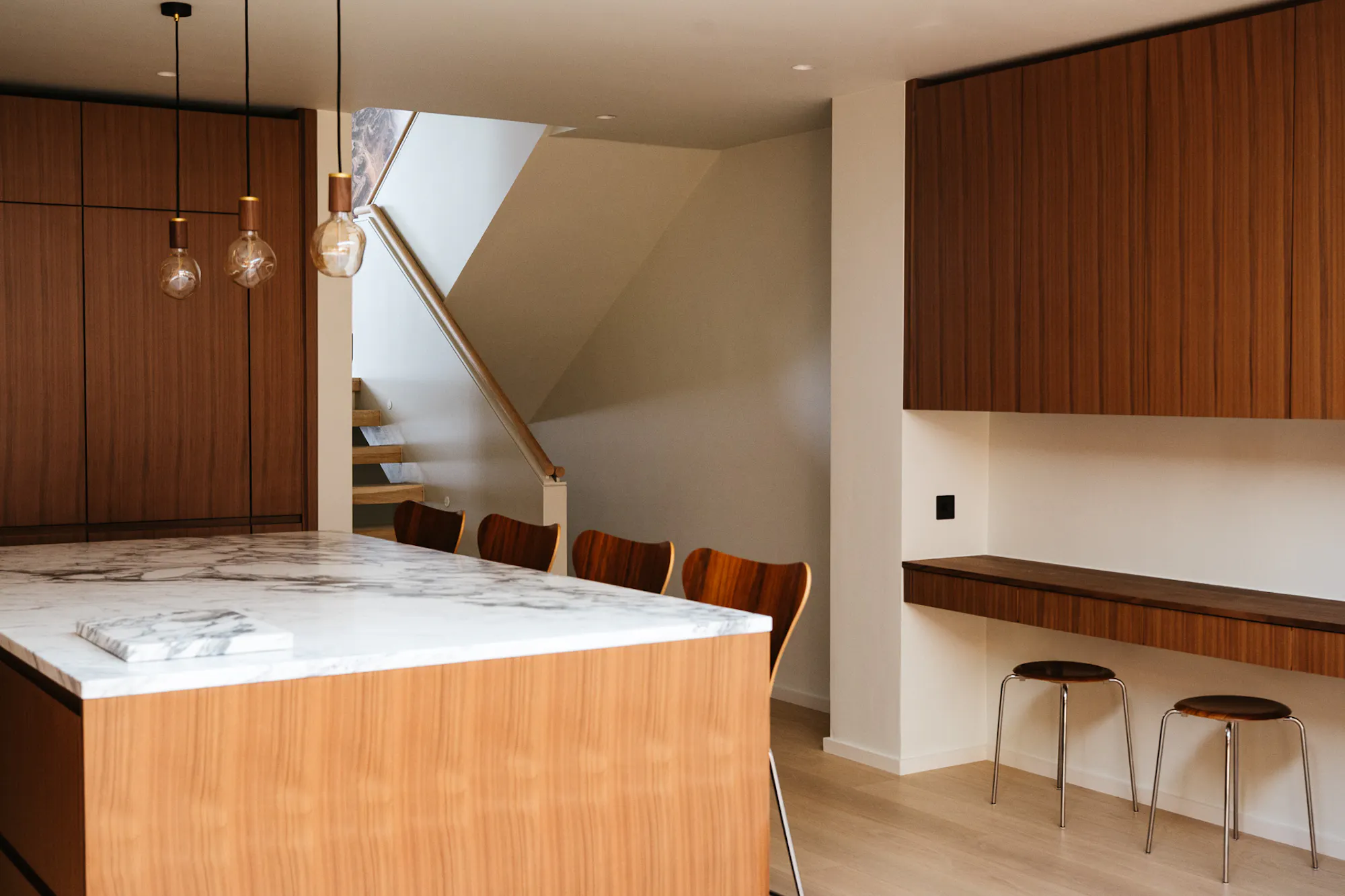 Contemporary walnut timber and arabescato marble Ma-kon kitchen.