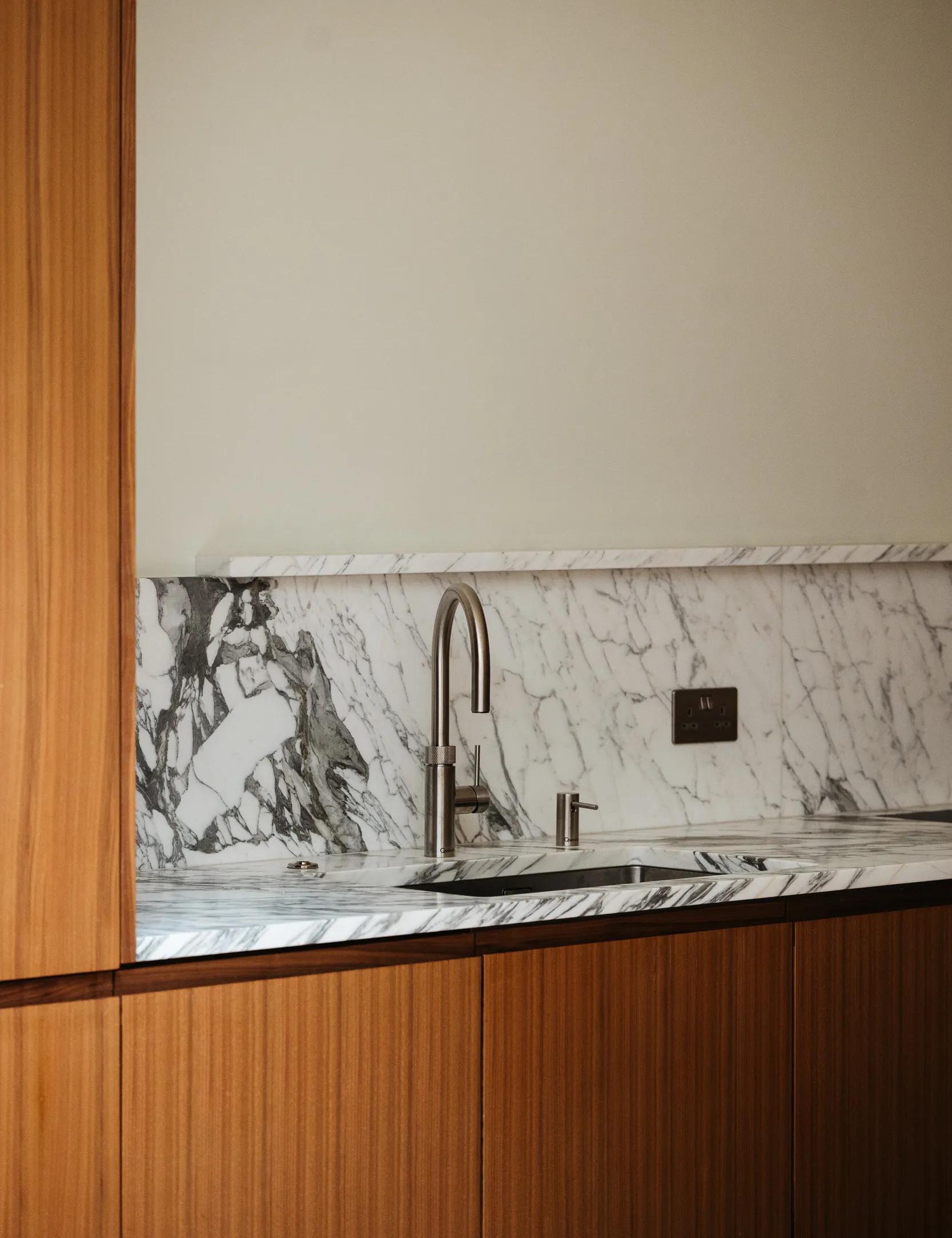 Contemporary walnut timber and arabescato marble Ma-kon kitchen.