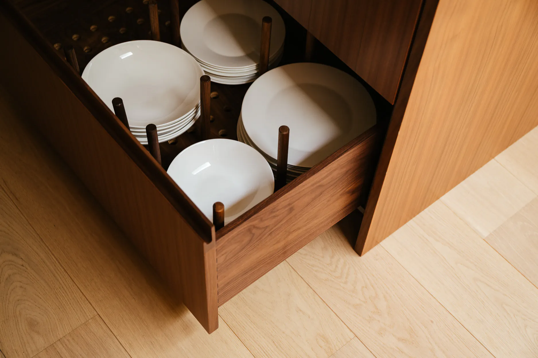 Contemporary walnut timber and arabescato marble Ma-kon kitchen.