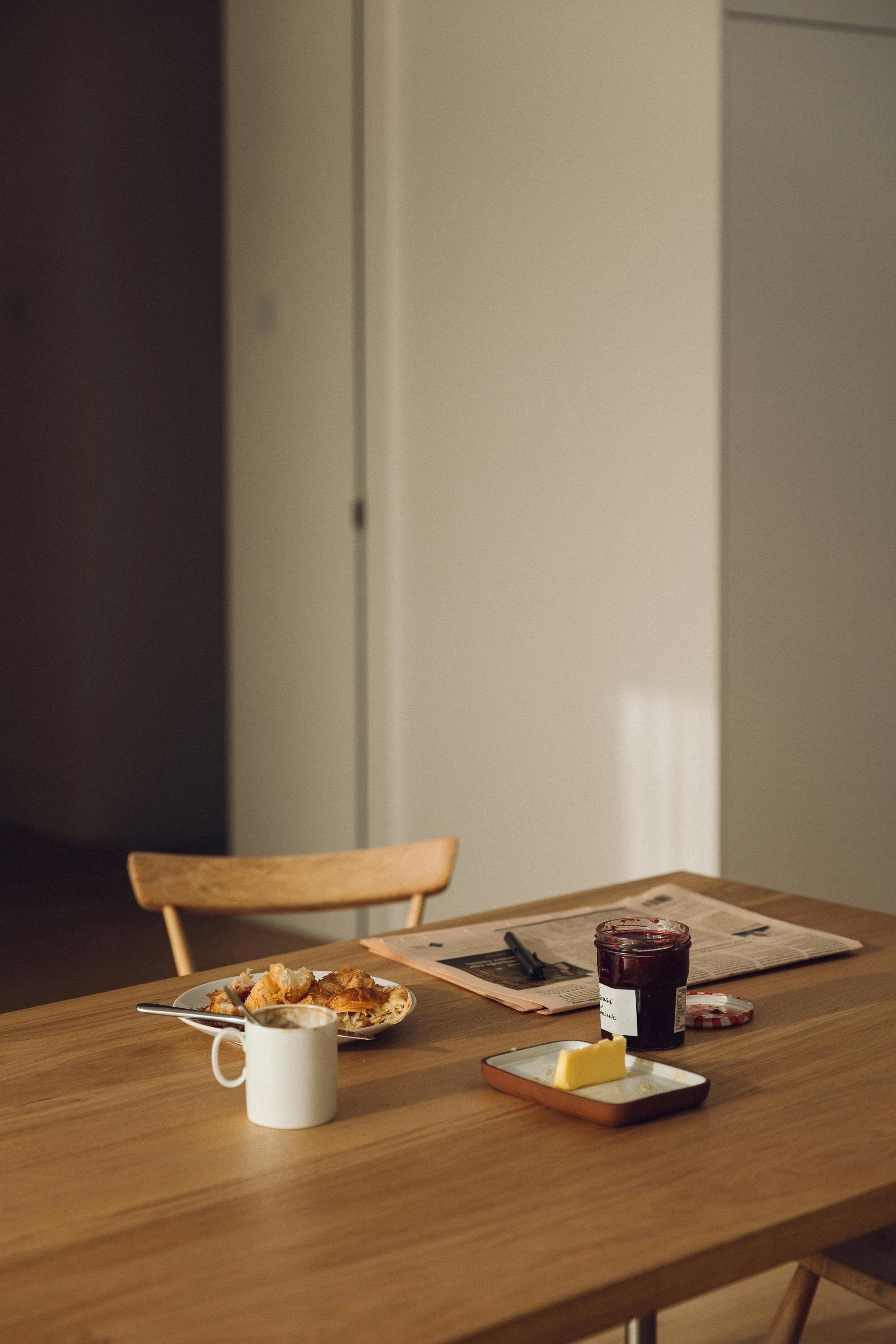 Minimal white painted Ma-kon kitchen with Carrara marble worktop.