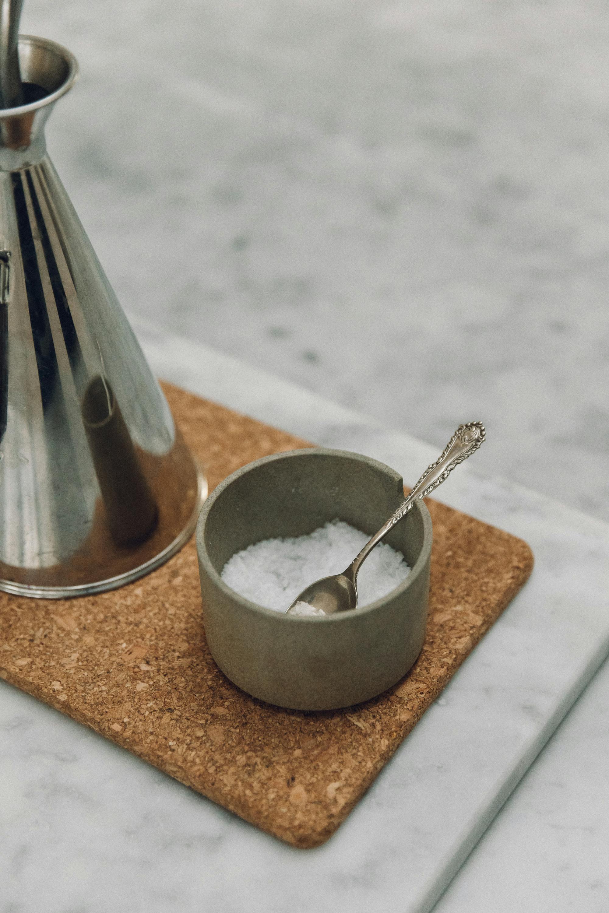 Minimal white painted Ma-kon kitchen with Carrara marble worktop.