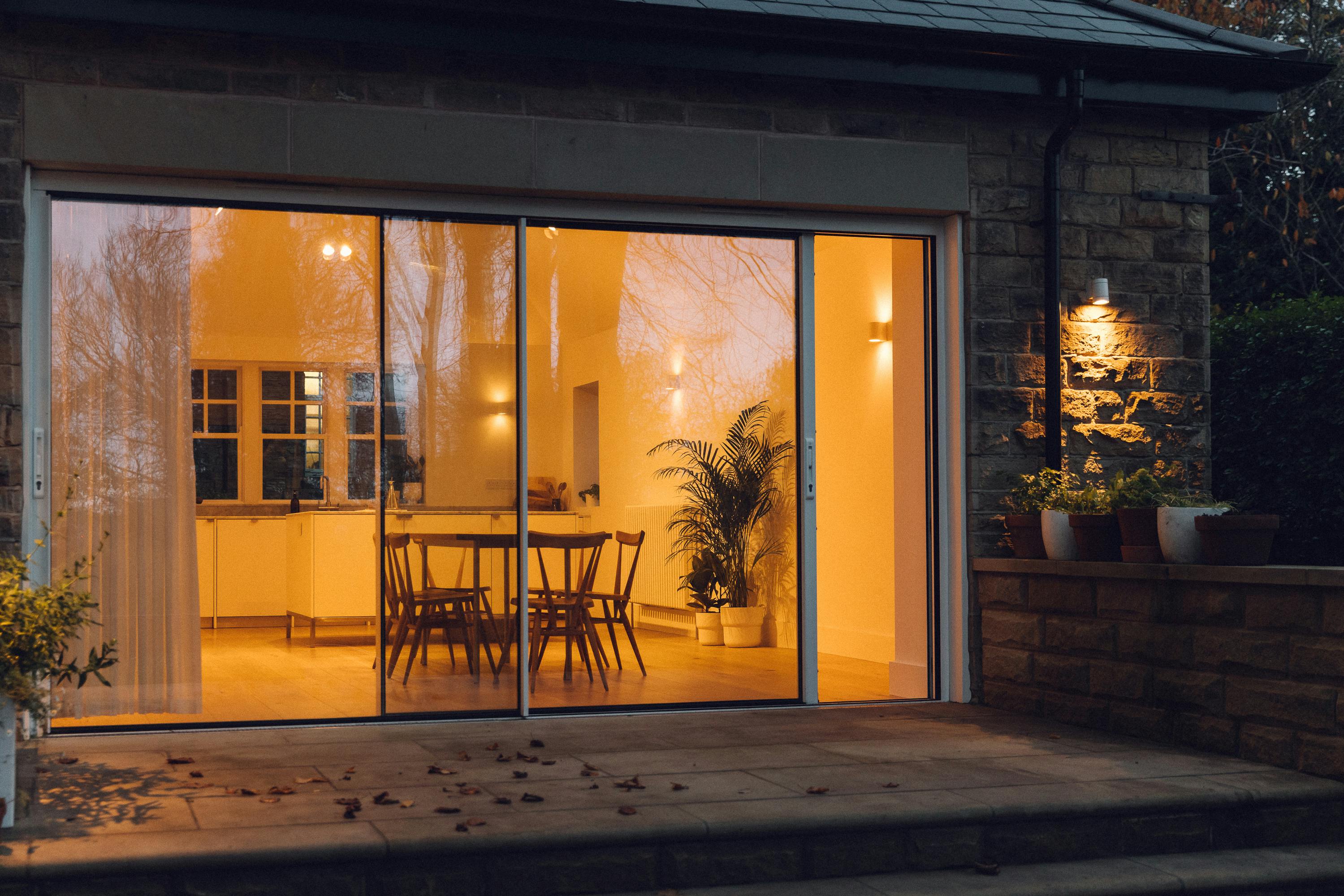 Minimal white painted Ma-kon kitchen with Carrara marble worktop.