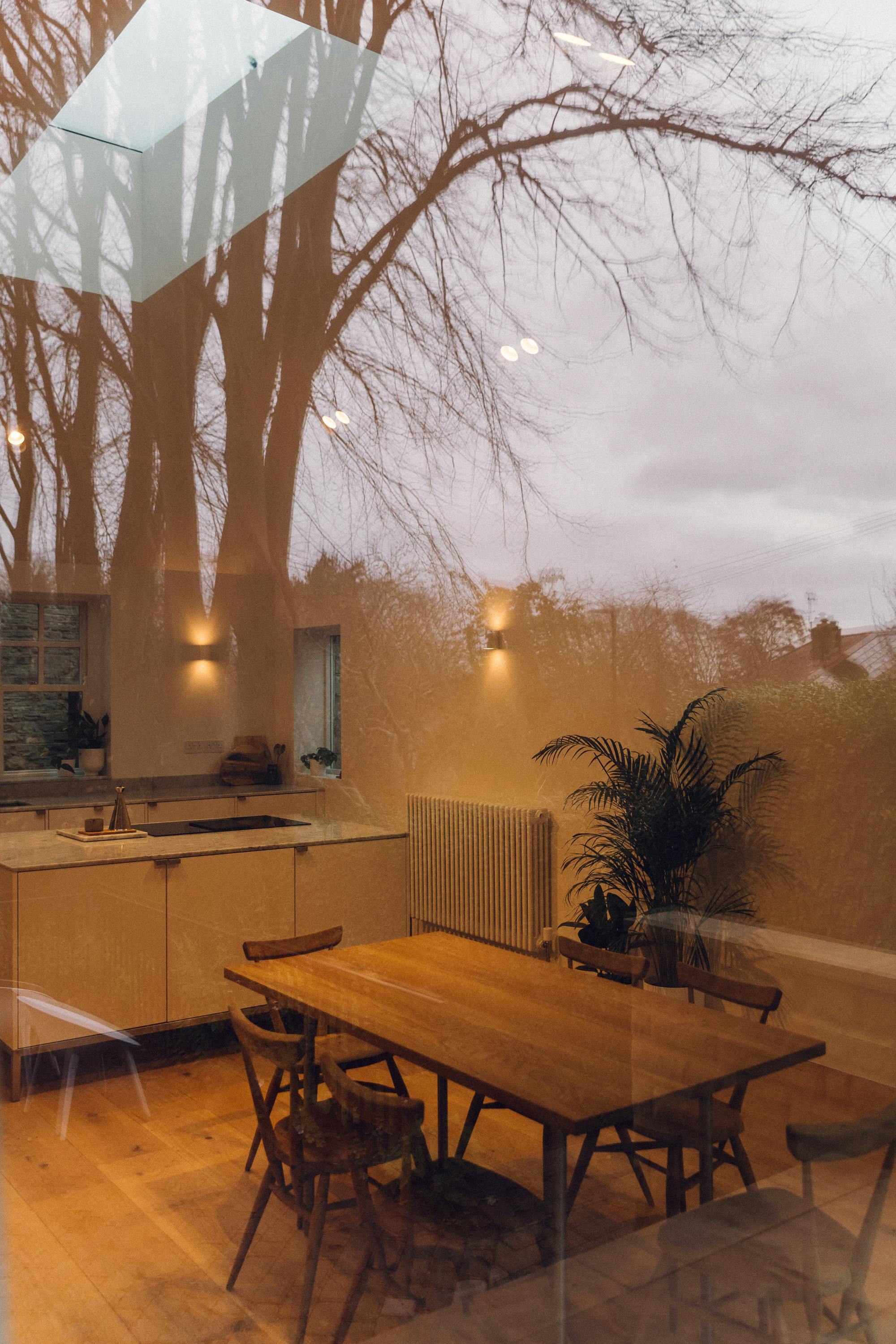 Minimal white painted Ma-kon kitchen with Carrara marble worktop.
