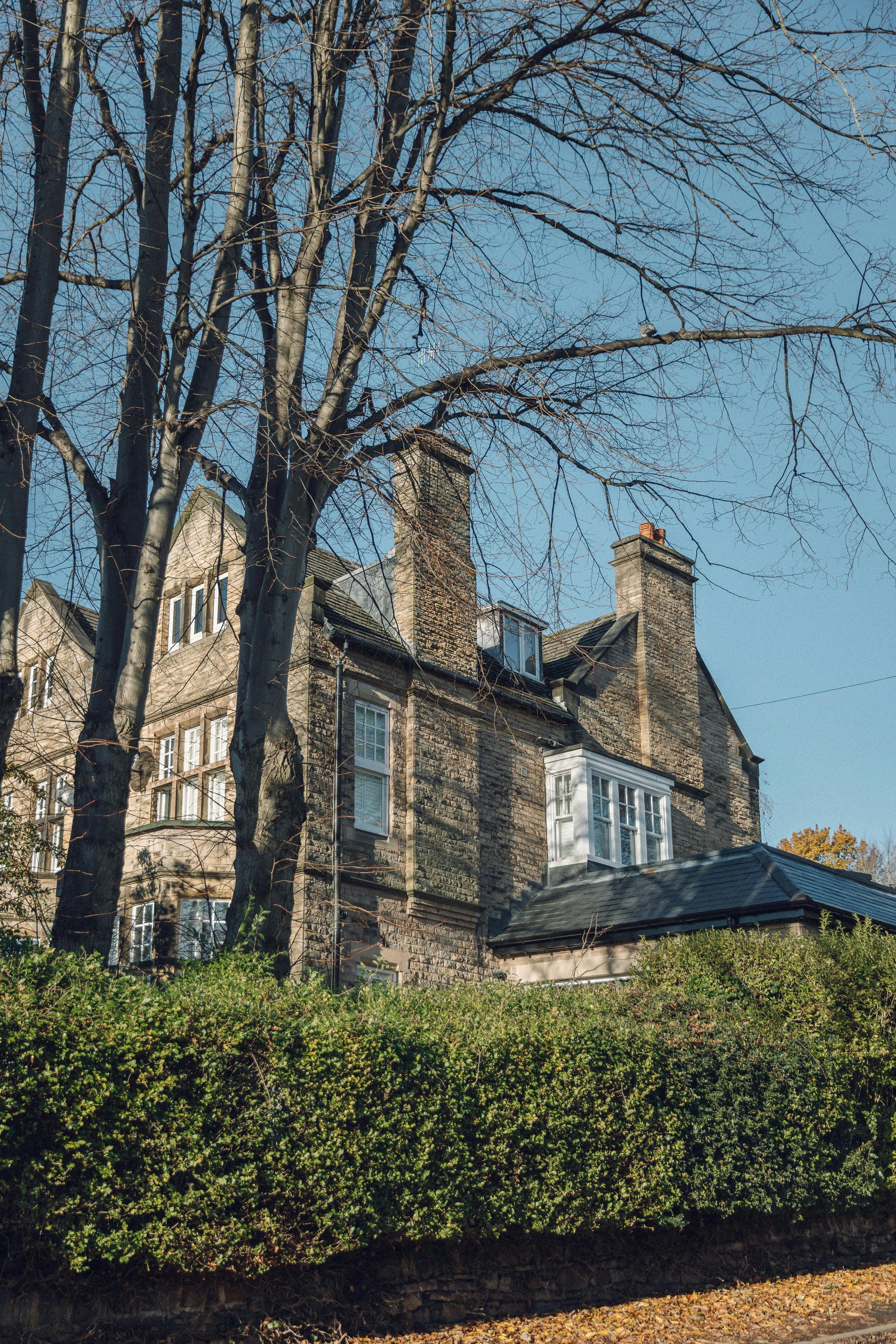 Minimal white painted Ma-kon kitchen with Carrara marble worktop.