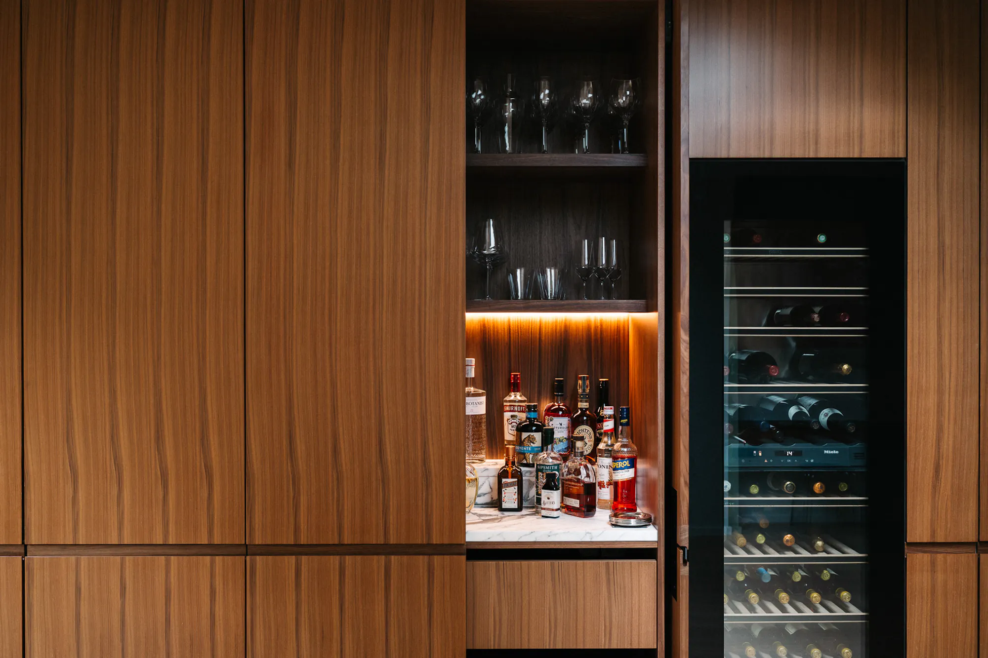 Contemporary walnut timber and arabescato marble Ma-kon kitchen.