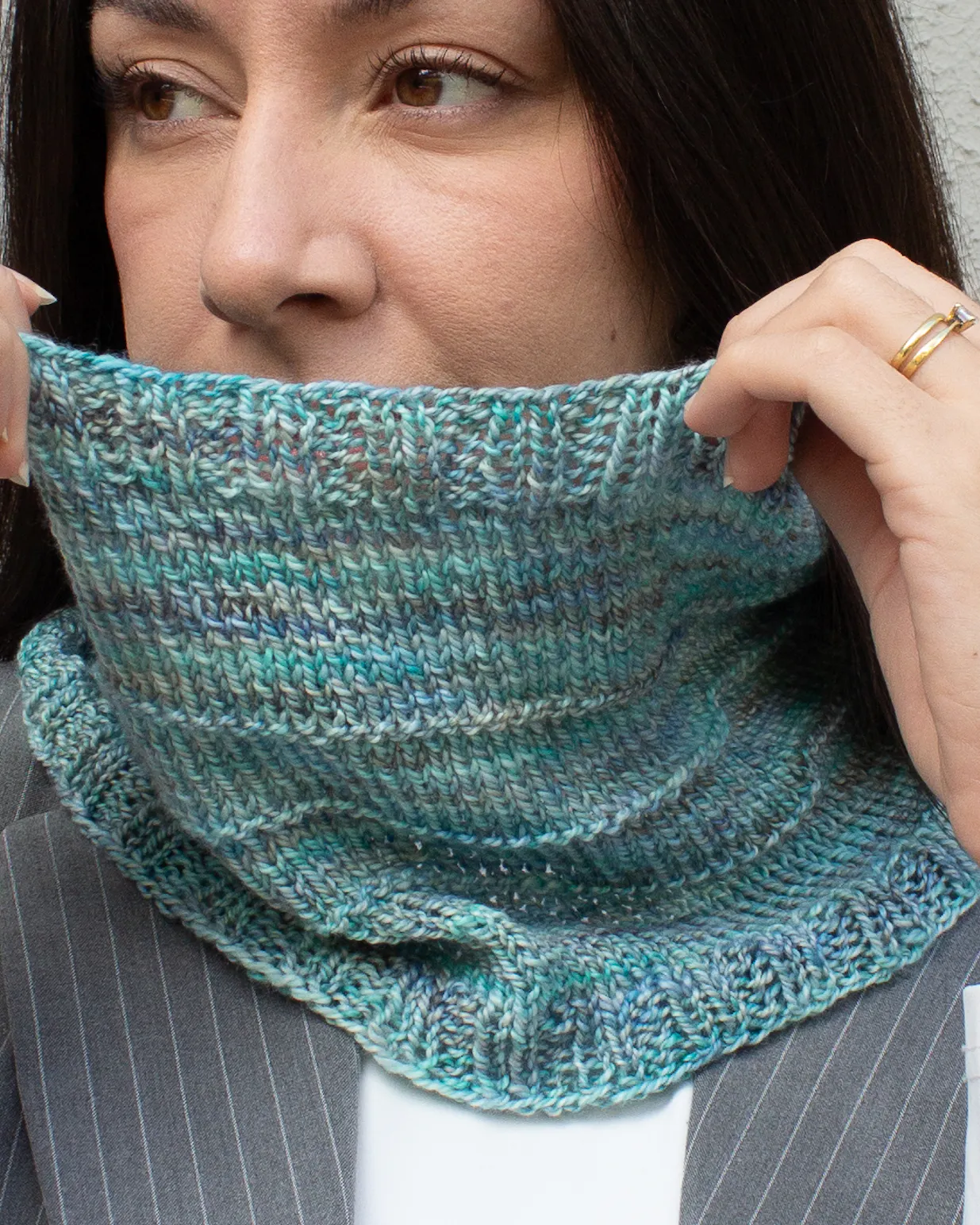 Woman wearing a hand-knit cowl in Torzal yarn, in Celestina color
