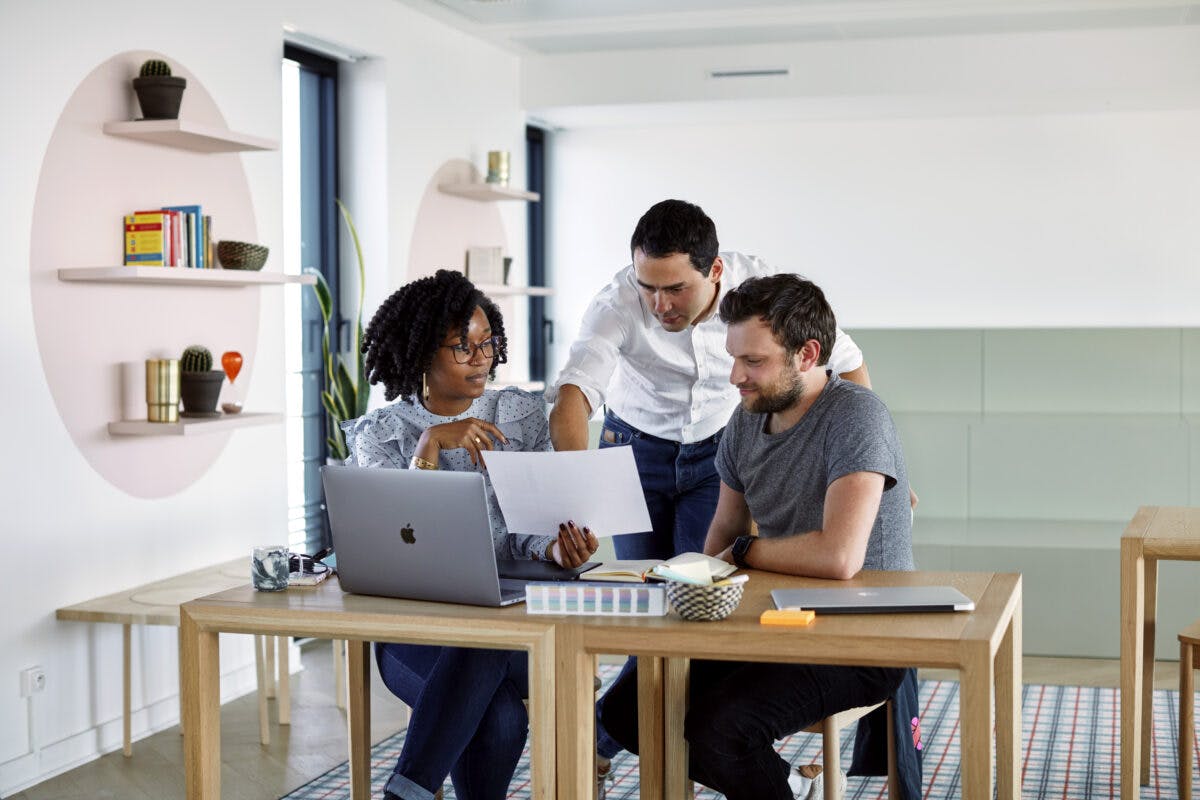 Freelancers die goed en succesvol samenwerken binnen een bedrijf