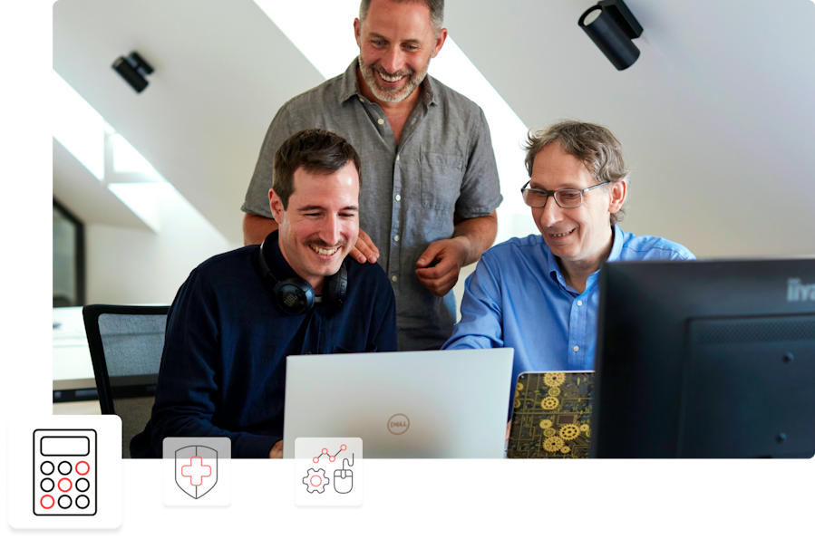 trois hommes dans un cadre de travail, avec un icône de calculatrice