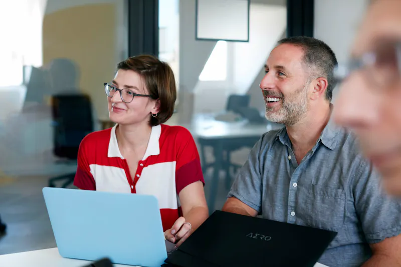 deux personnes dans un environnement de travail