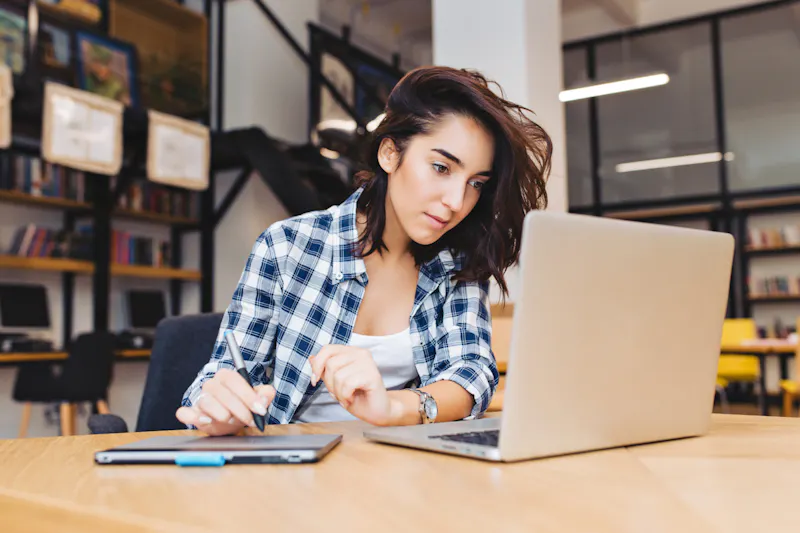 Gen Z freelancer woman