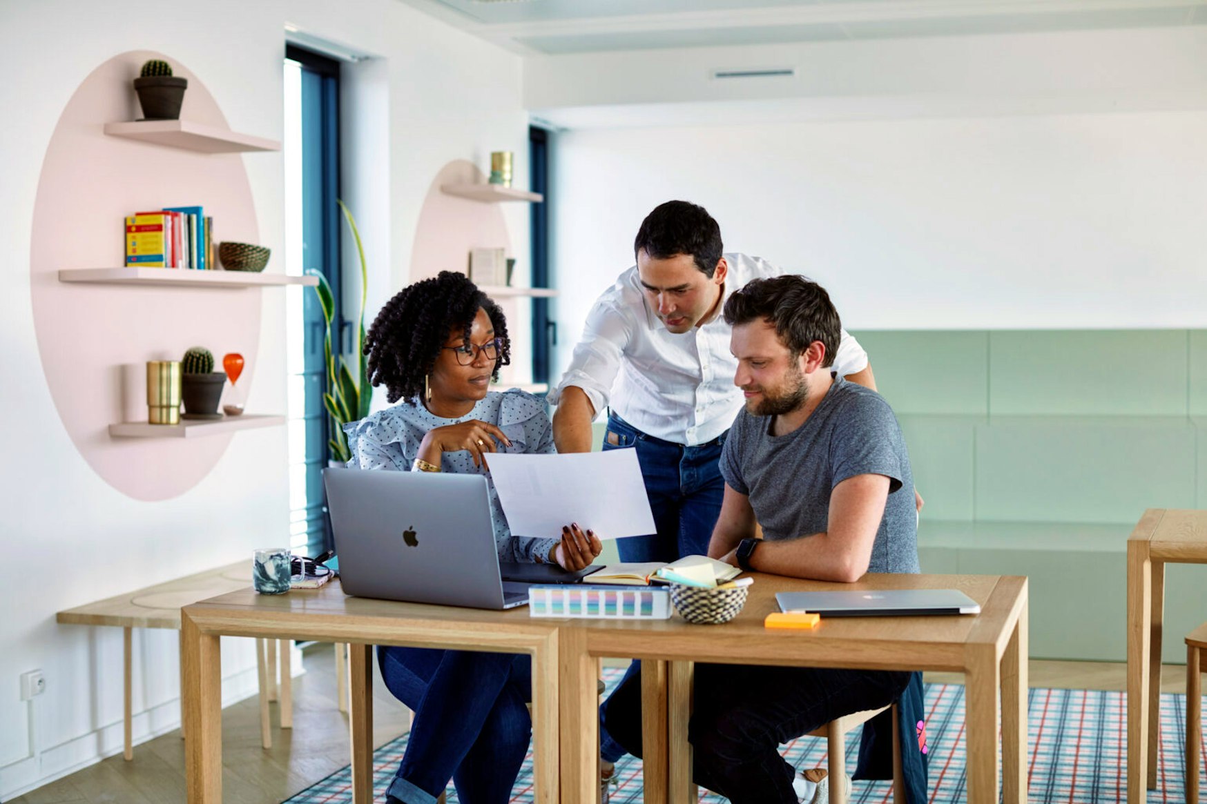 trois personnes travaillant ensemble