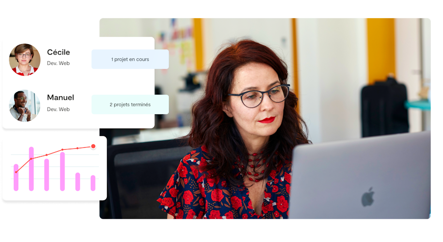 femme devant un ordinateur, consultant son dashboard client sur Malt