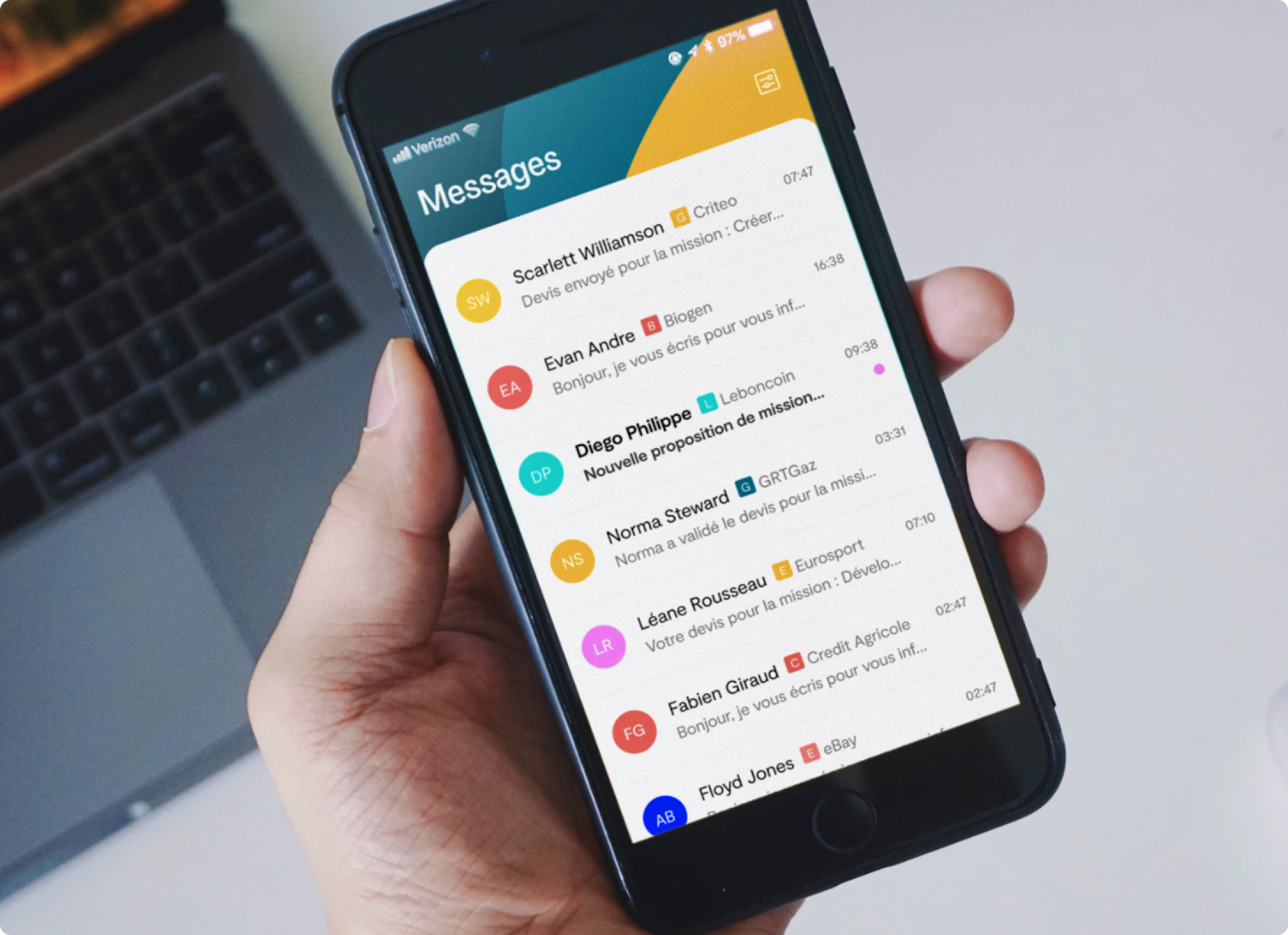main tenant un smartphone avec l'app Malt à l'écran