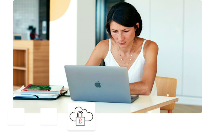 Femme travaillant sur un ordinateur avec une icône de cadenas devant un nuage