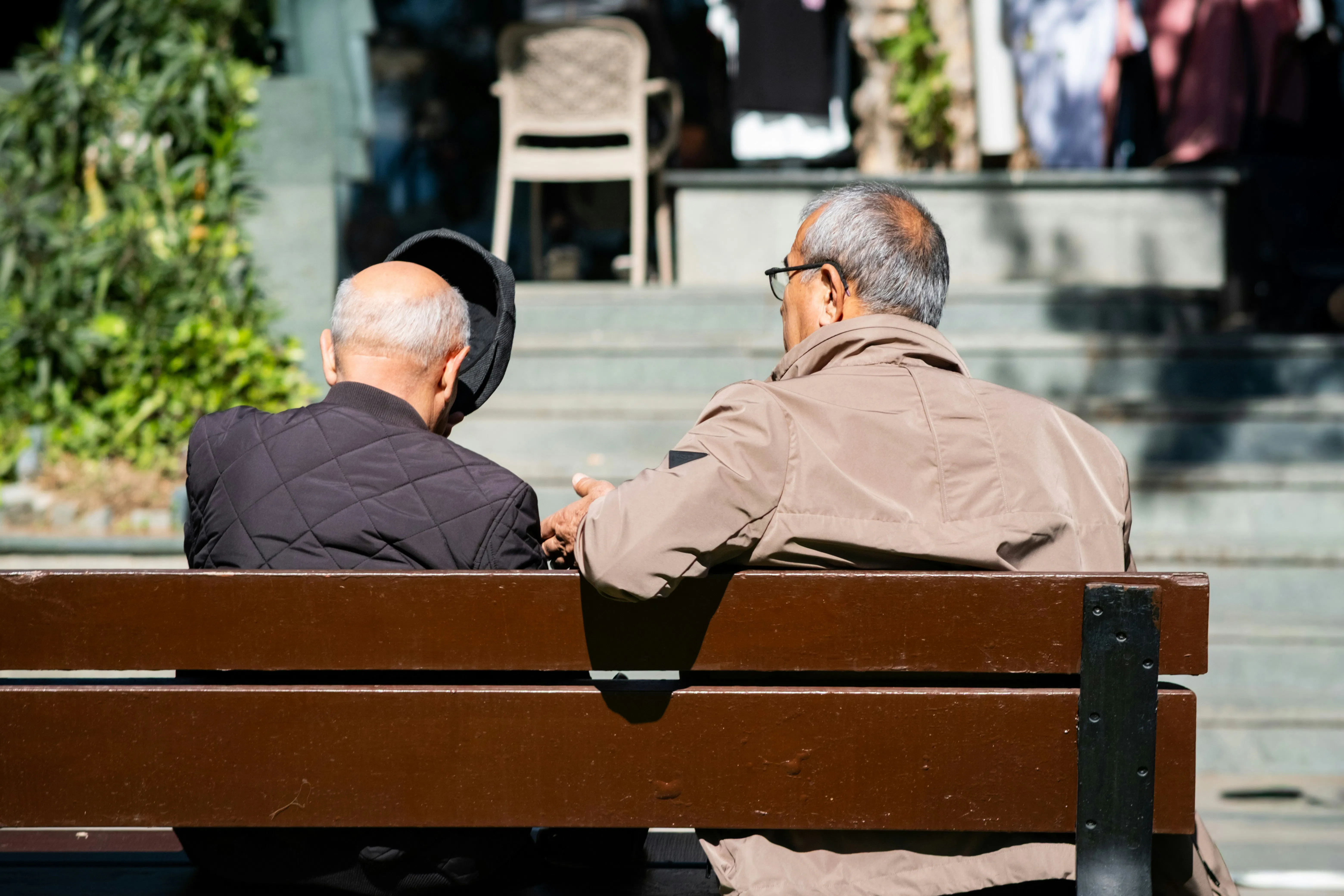 Deux hommes âgés assis sur un banc.