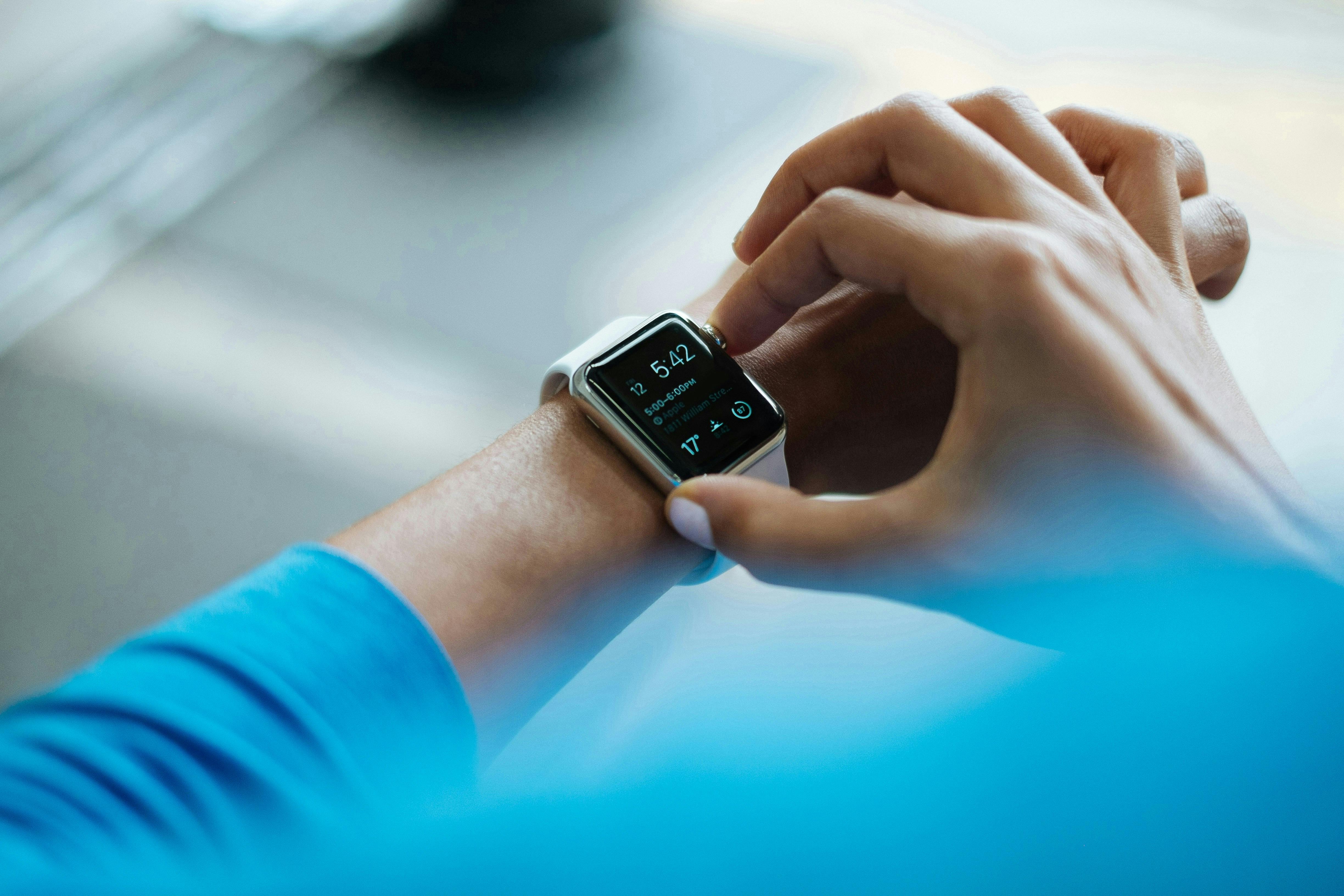 Freelancer checkt sein Fit Bit um seine Gesundheitsdaten zu tracken