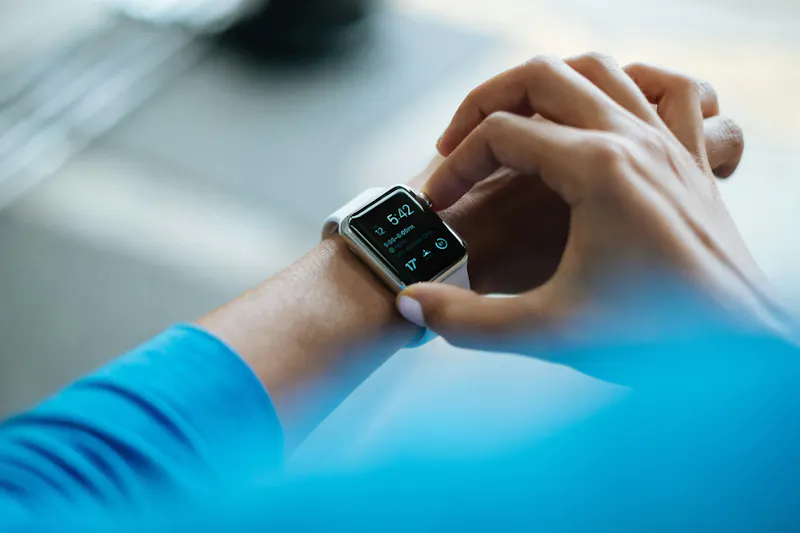 Un Freelance consulte son Fit Bit pour suivre ses données de santé