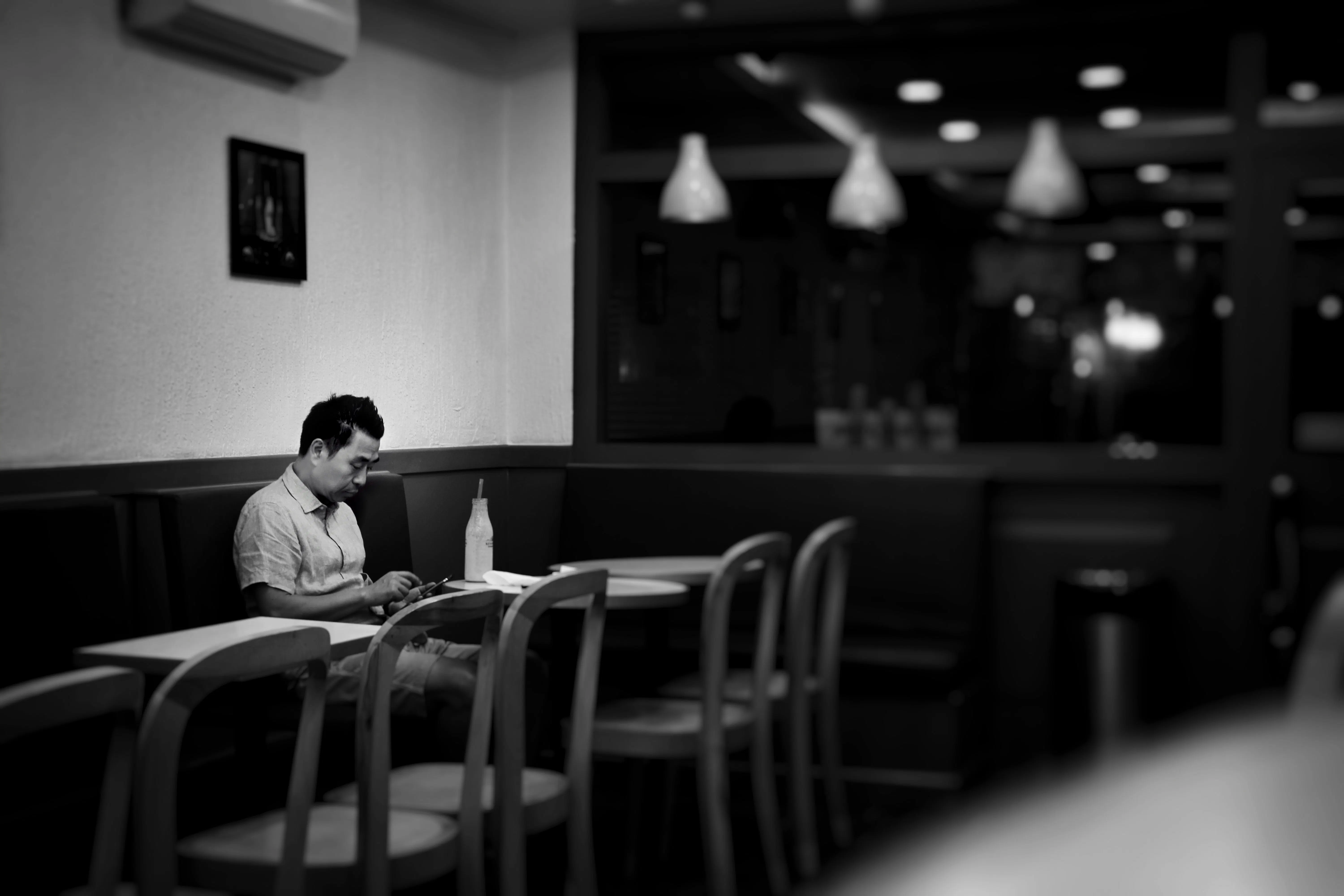 Einsamer Mann im Café
