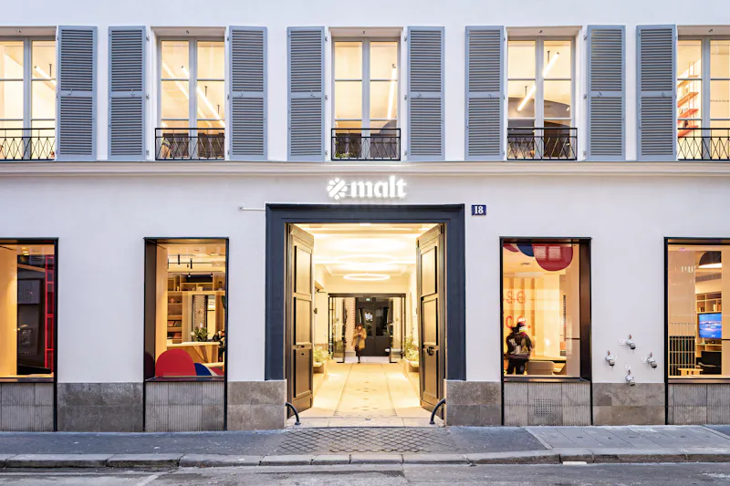 Entrée principale des bureaux et du Coworking de Malt à Paris, Madeleine.