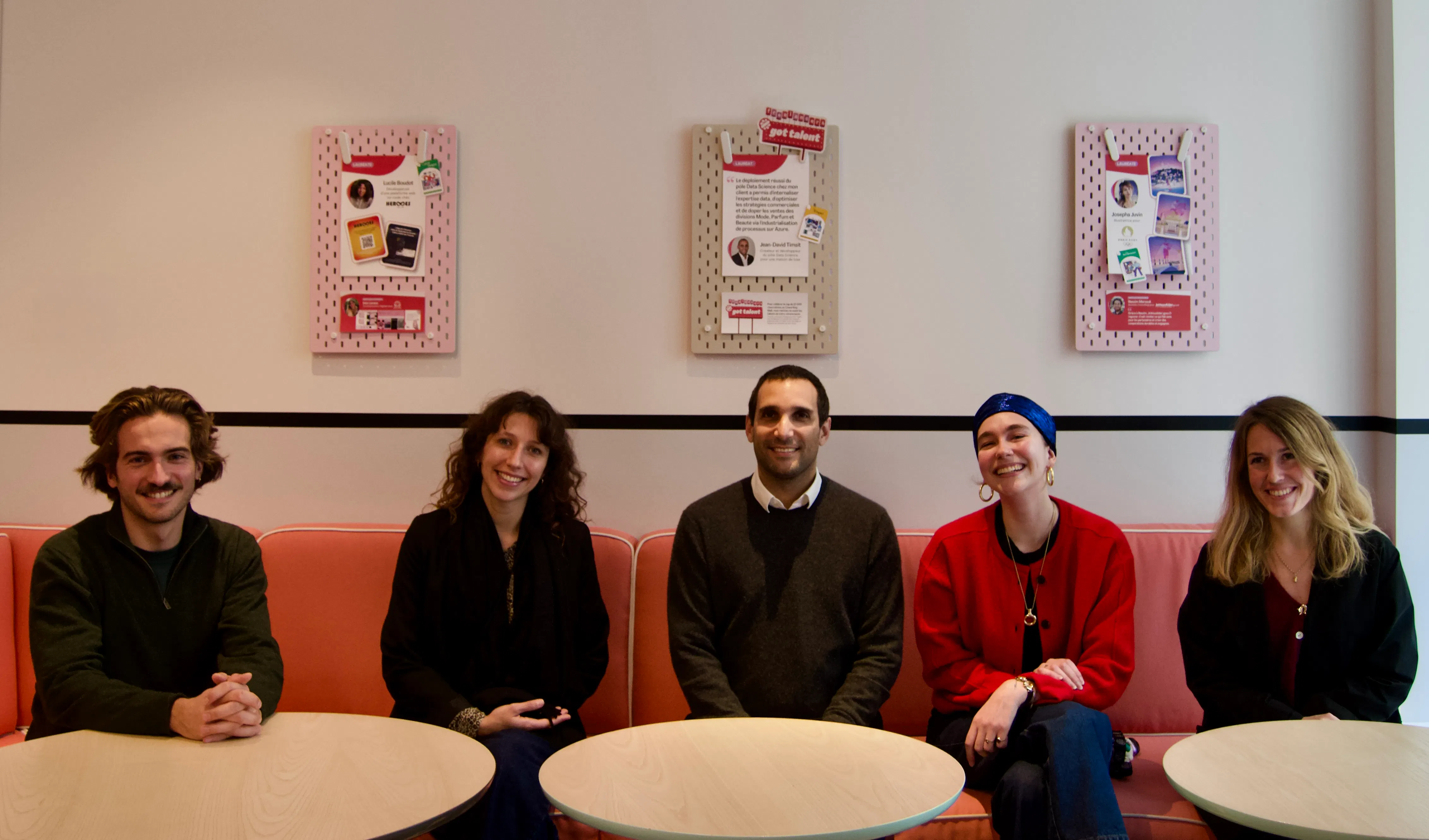 Victor, Lucile, Jean-David, et Josepha au Coworking Malt devant la galerie éphémère de Freelancers Got Talent.