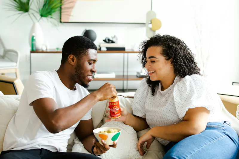 Couple prenant une collation