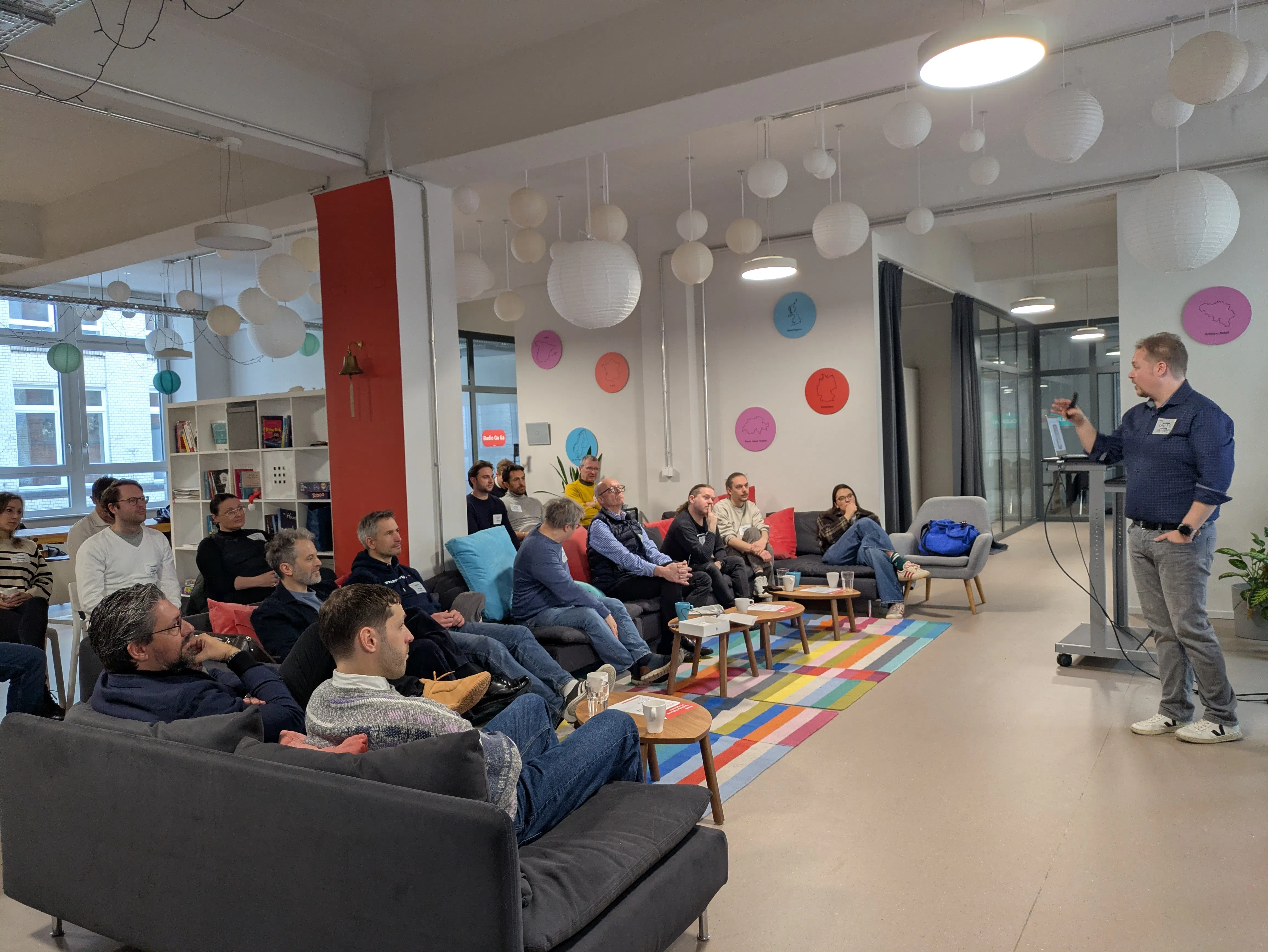 Daniel Racz donnant une conférence dans nos bureaux de Berlin