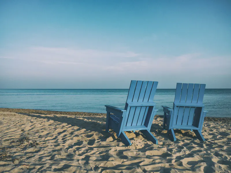 photo de deux transats sur le sable