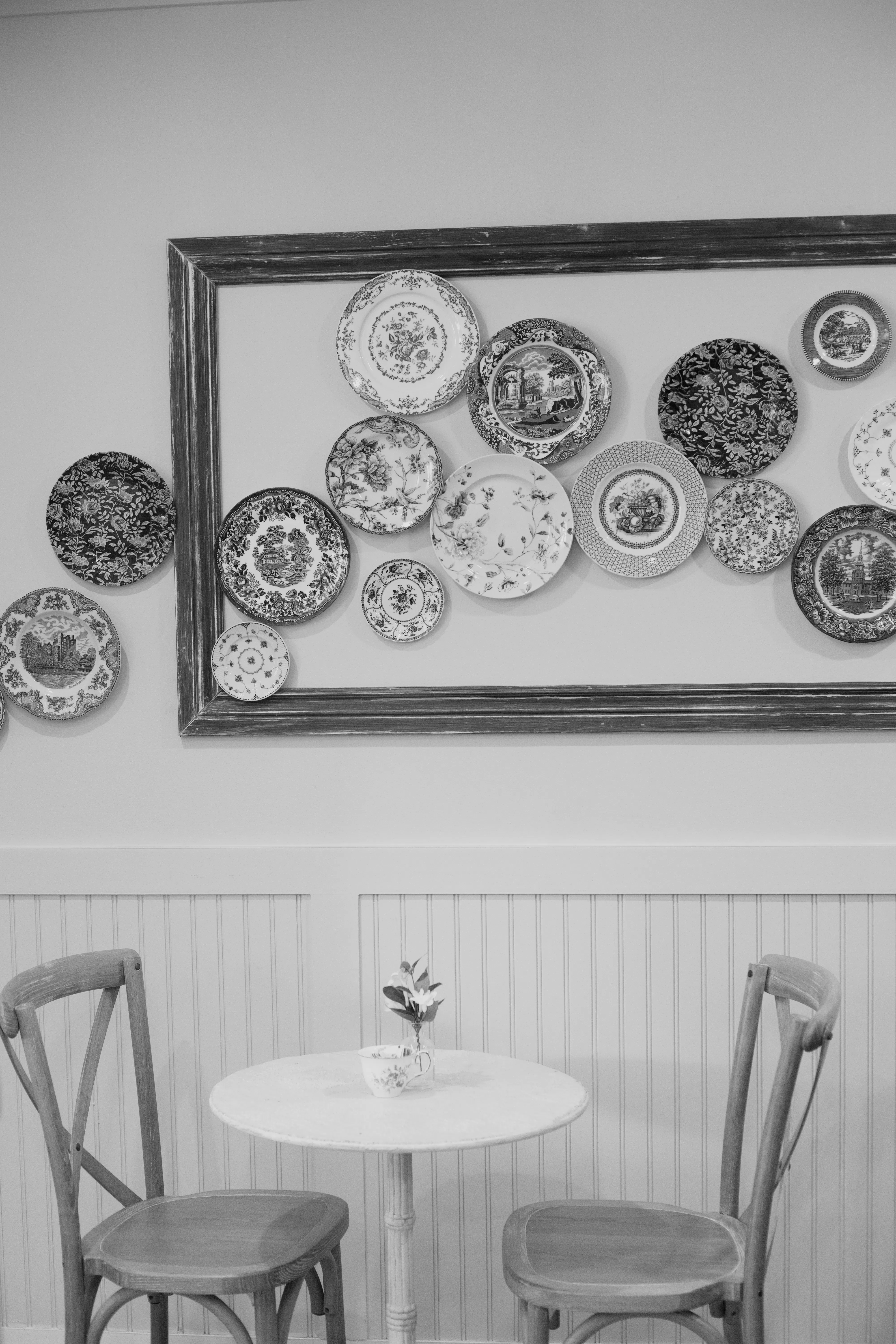 maman rye plate wall with chairs in front