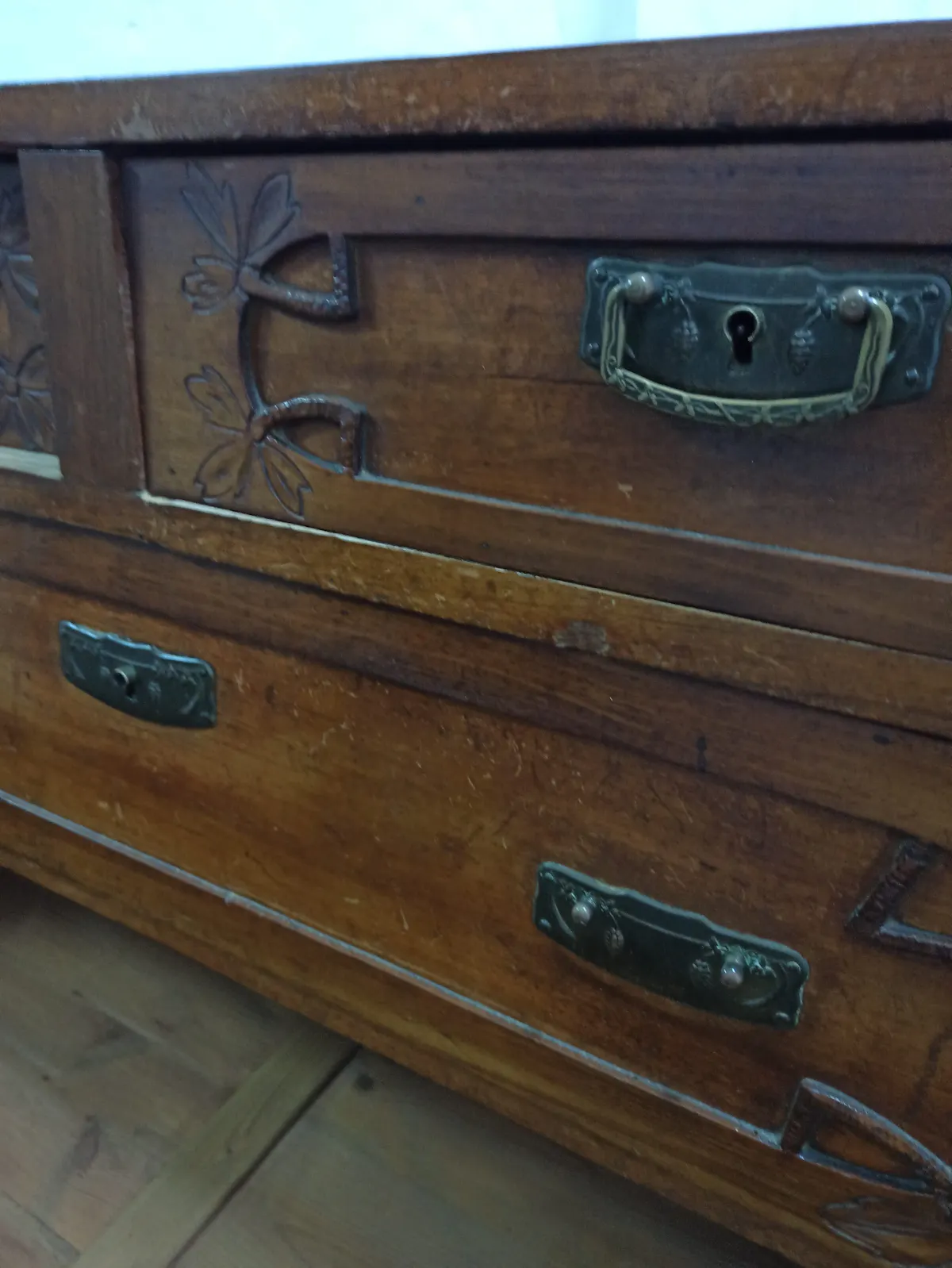 Cómoda modernista antes