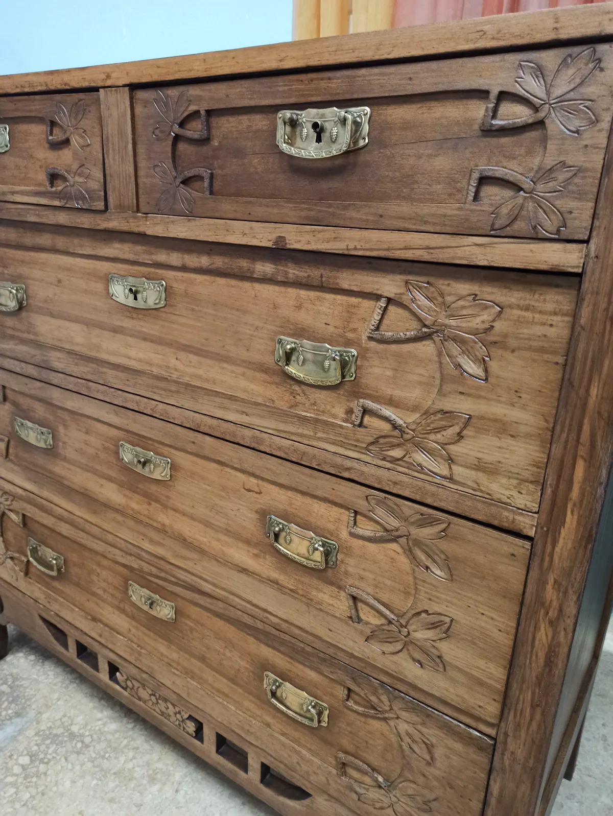 Cómoda modernista después