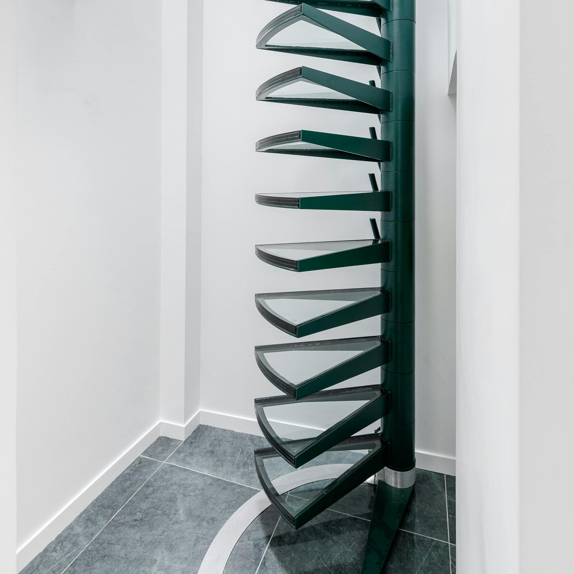 Escalier hélicoïdal gain de place pour grenier ou combles (replié)