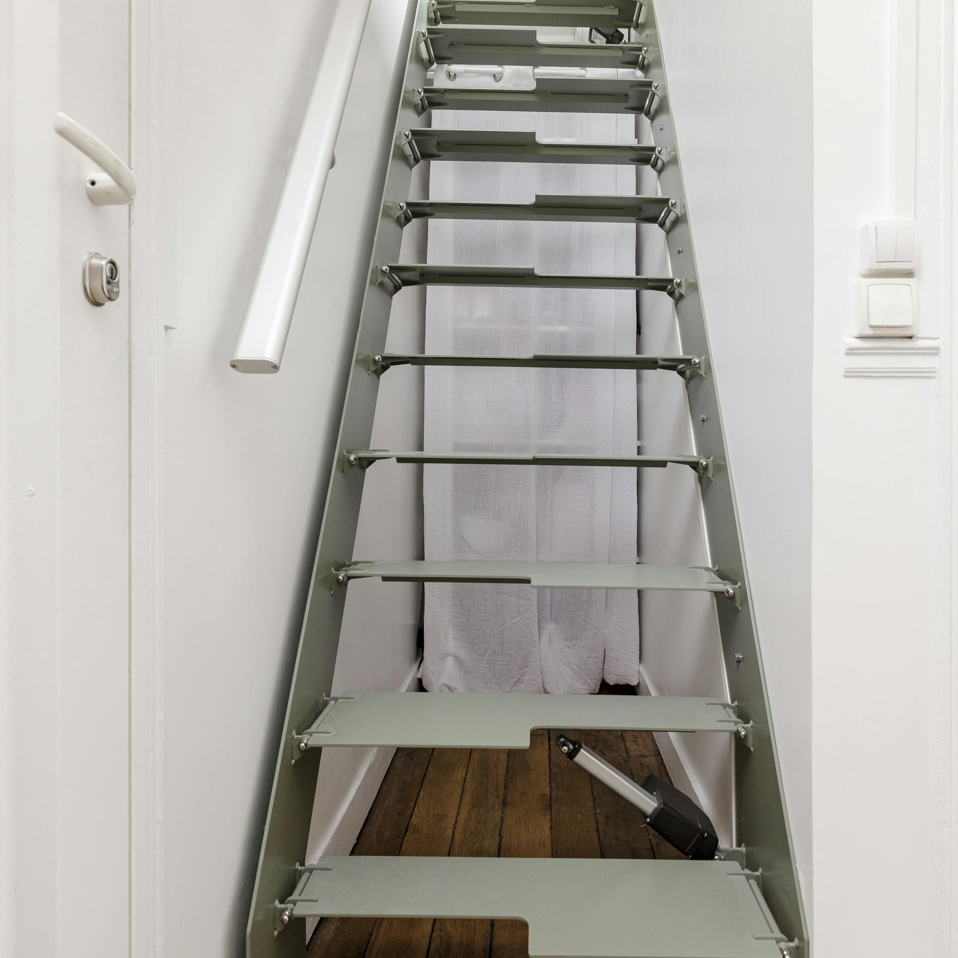 Escalier droit gain de place repliable pour duplex