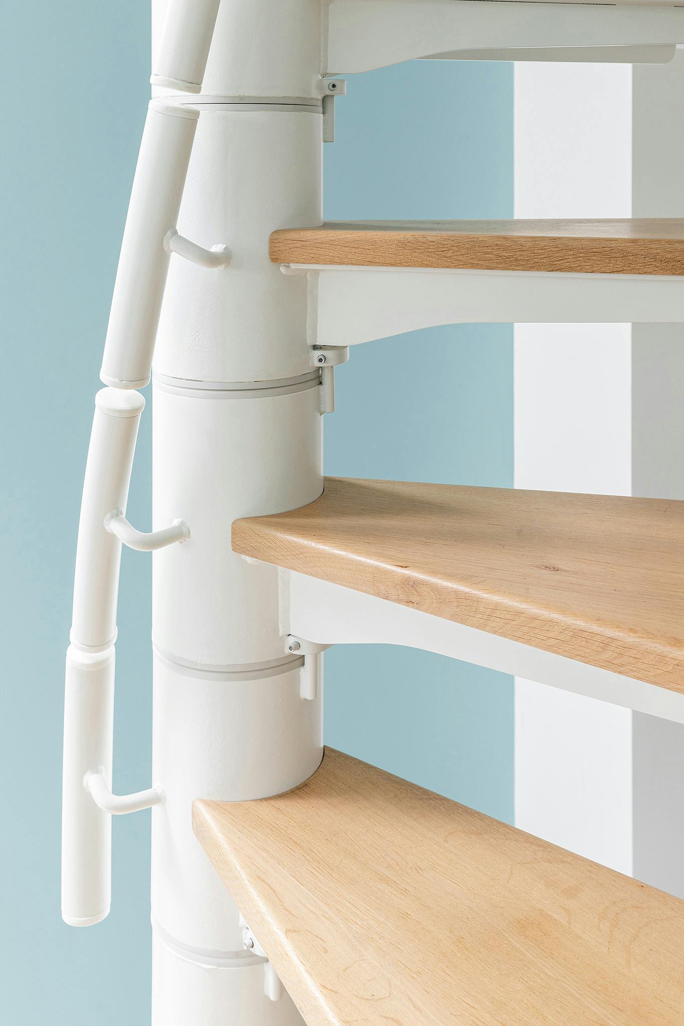 Escalier escamotable de grenier ou combles avec marches en bois.