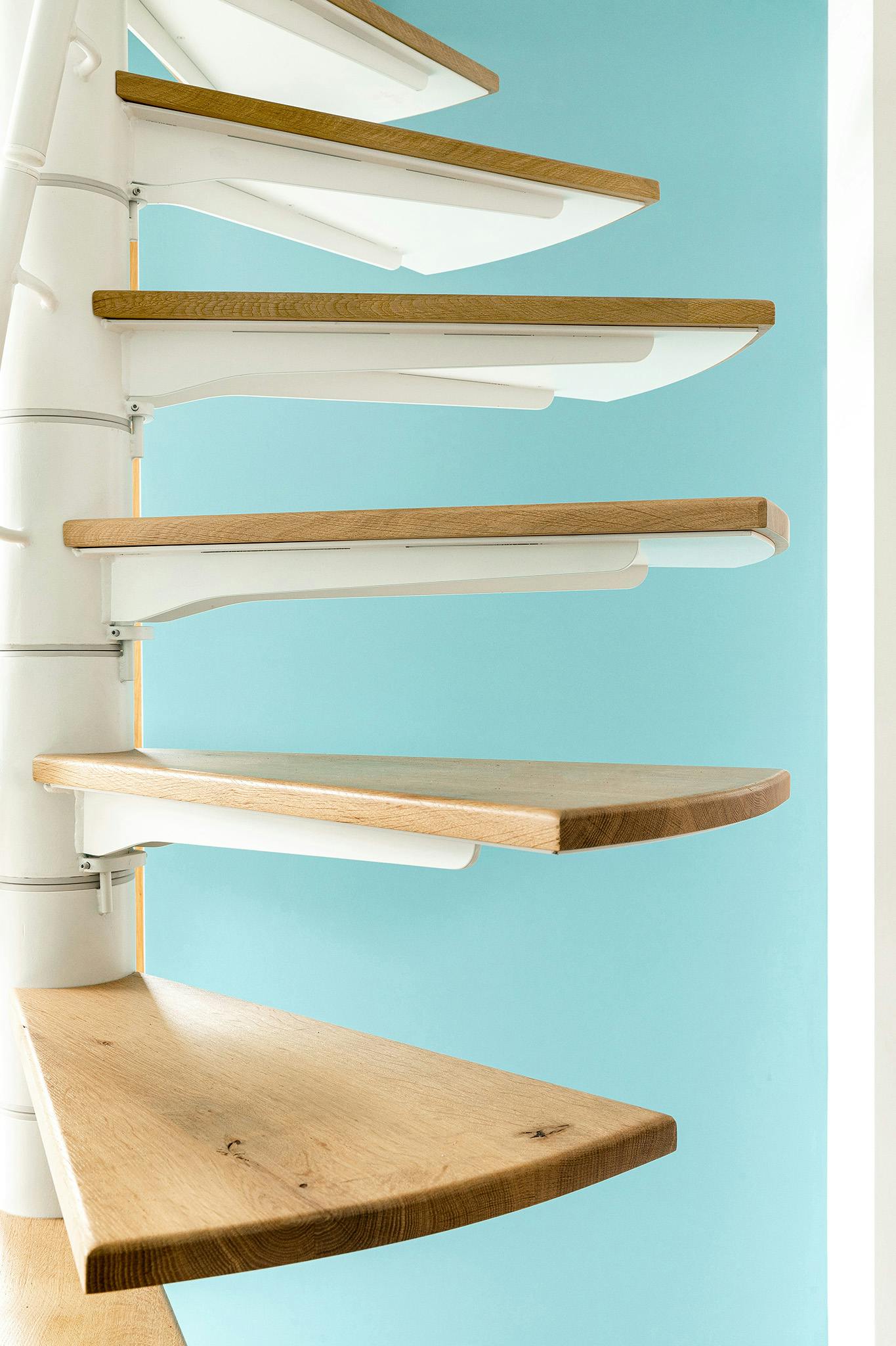 Escalier colimaçon design métal blanc et marches en bois