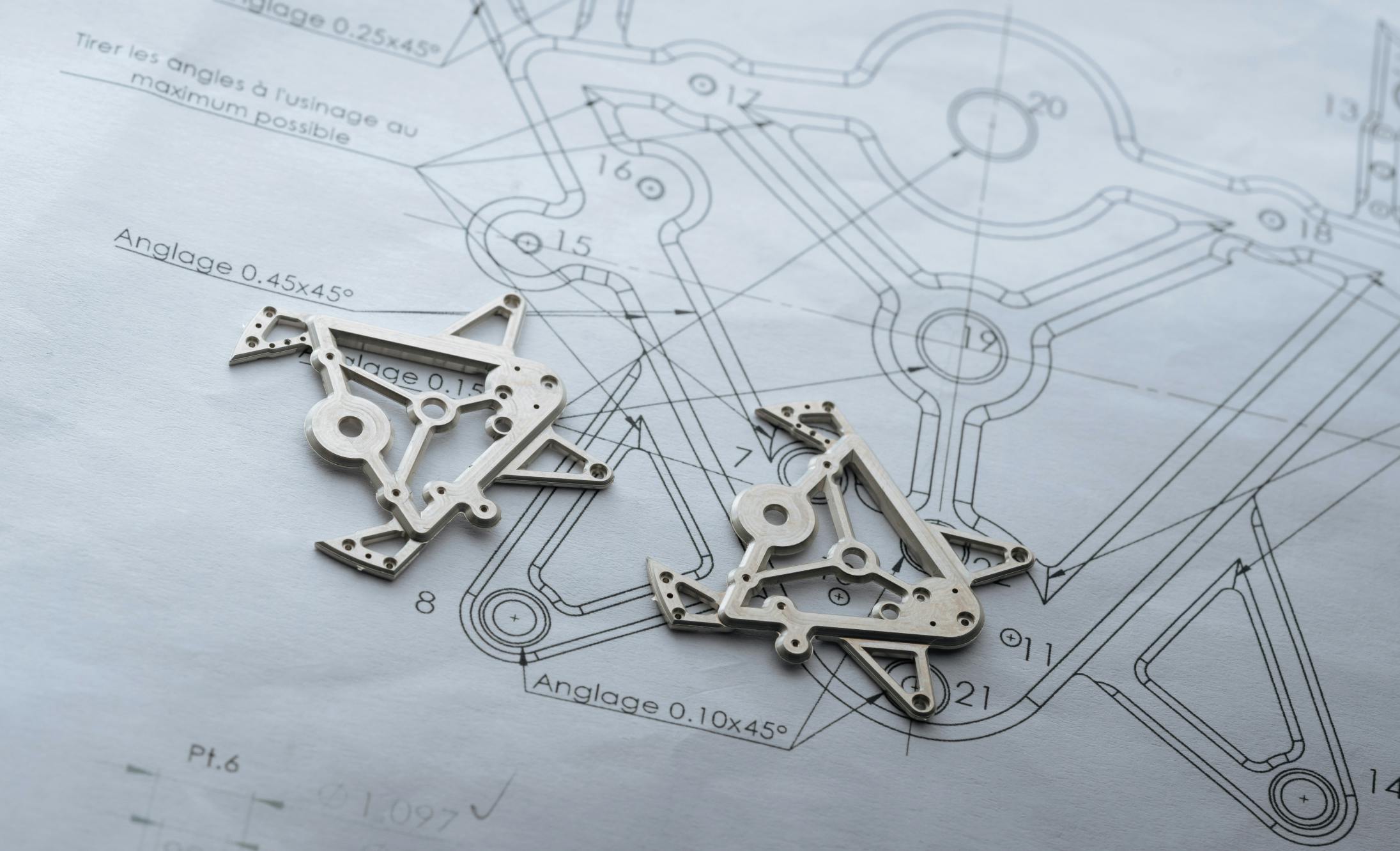 Nous proposons des pièces horlogères comme des ponts, cadrans, platines, ressorts, sautoirs, roues, carrures, aiguilles et notre spécialité lestimbres monobloc