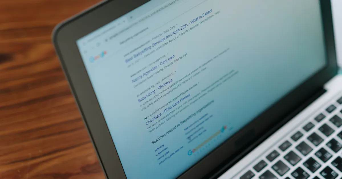Écran d'ordinateur portable affichant une page de résultats Google classiques, avec liens organiques et une annonce