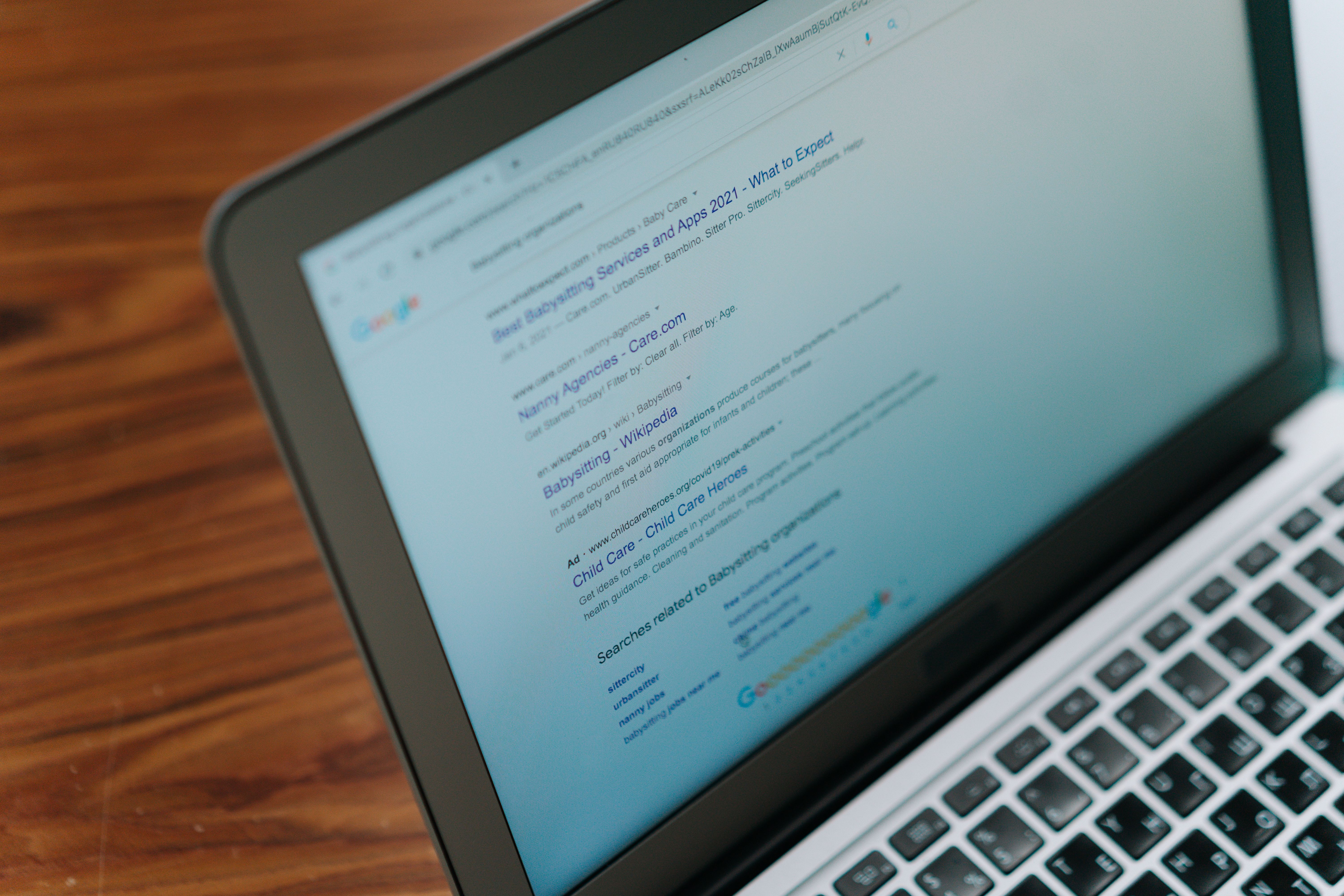 Écran d'ordinateur portable affichant une page de résultats Google classiques, avec liens organiques et une annonce