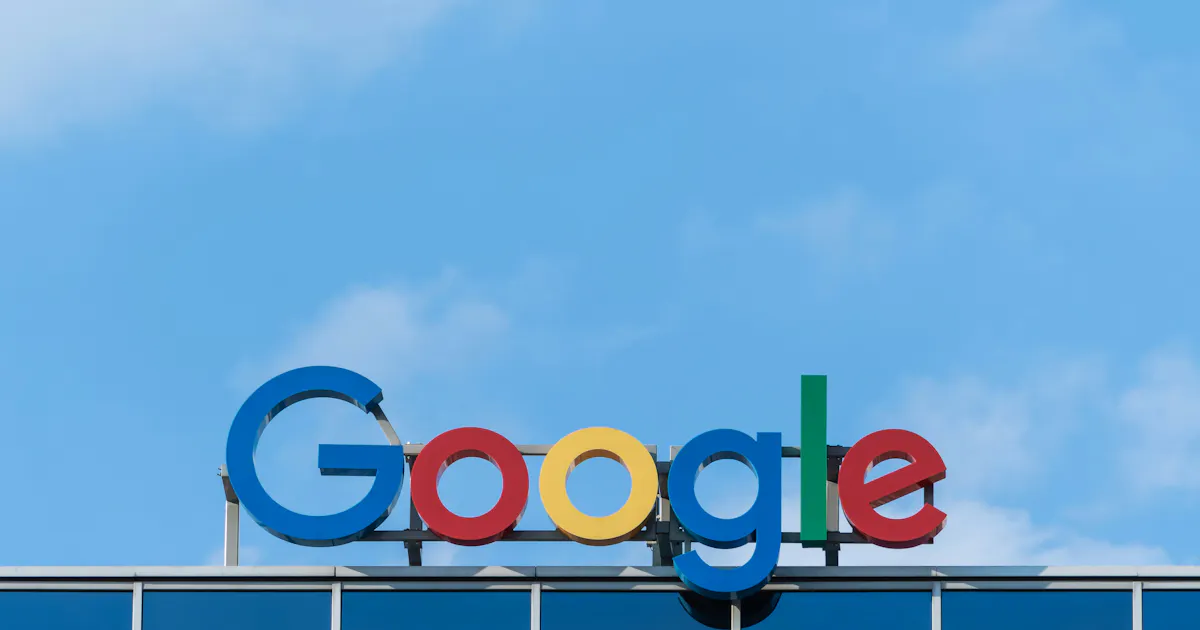 Logo Google sur le toit d'un immeuble de bureaux, sous un ciel bleu