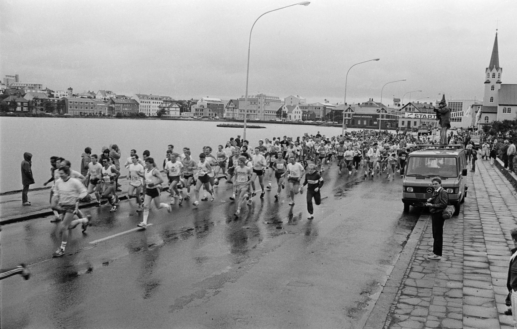 Runners in one of the first races at street Fríkirkjuvegur