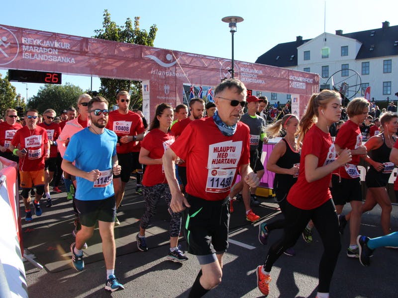 Participants starting the race in street Lækjargata