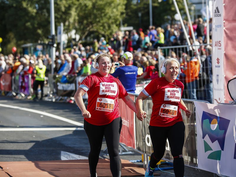 Hálfmaraþonhlauparar að koma mark